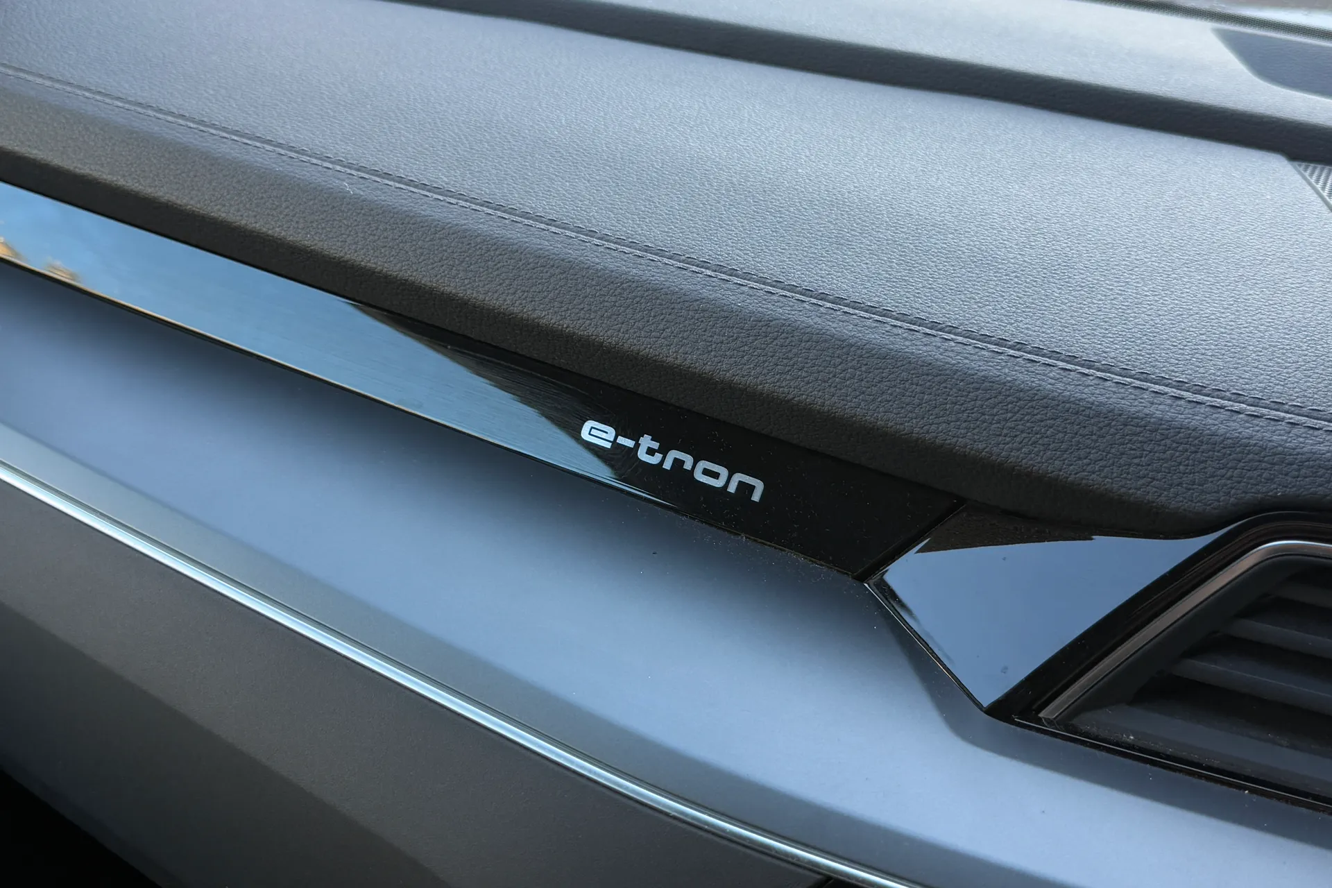 Audi e-tron thumbnail image number 33