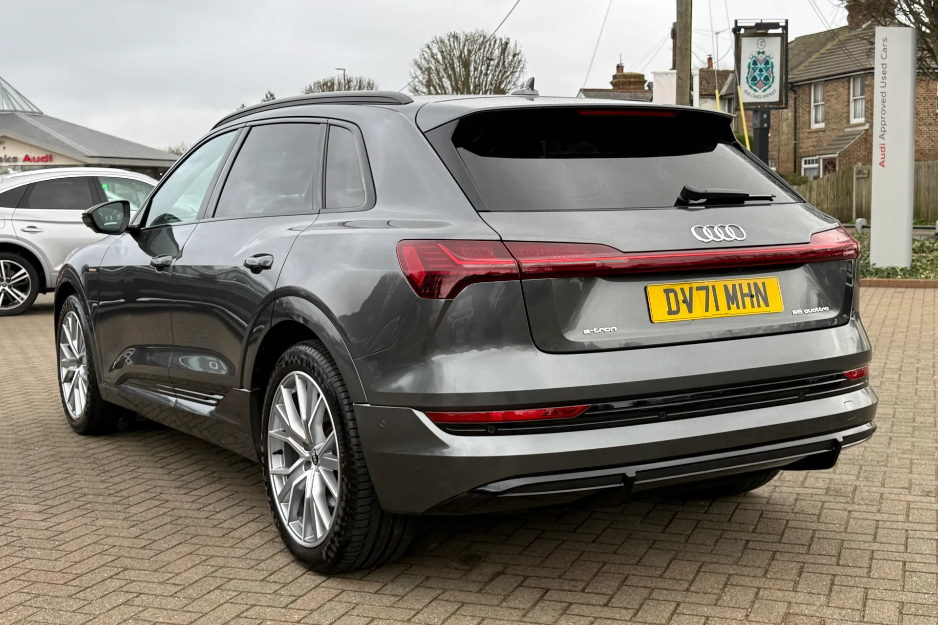 Audi e-tron thumbnail image number 36