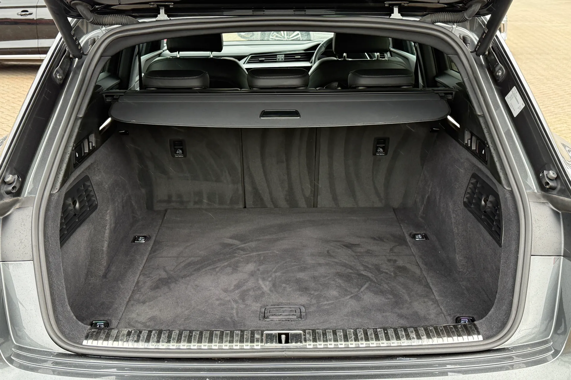 Audi e-tron thumbnail image number 37