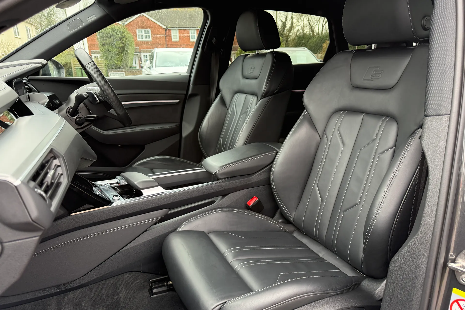 Audi e-tron thumbnail image number 32