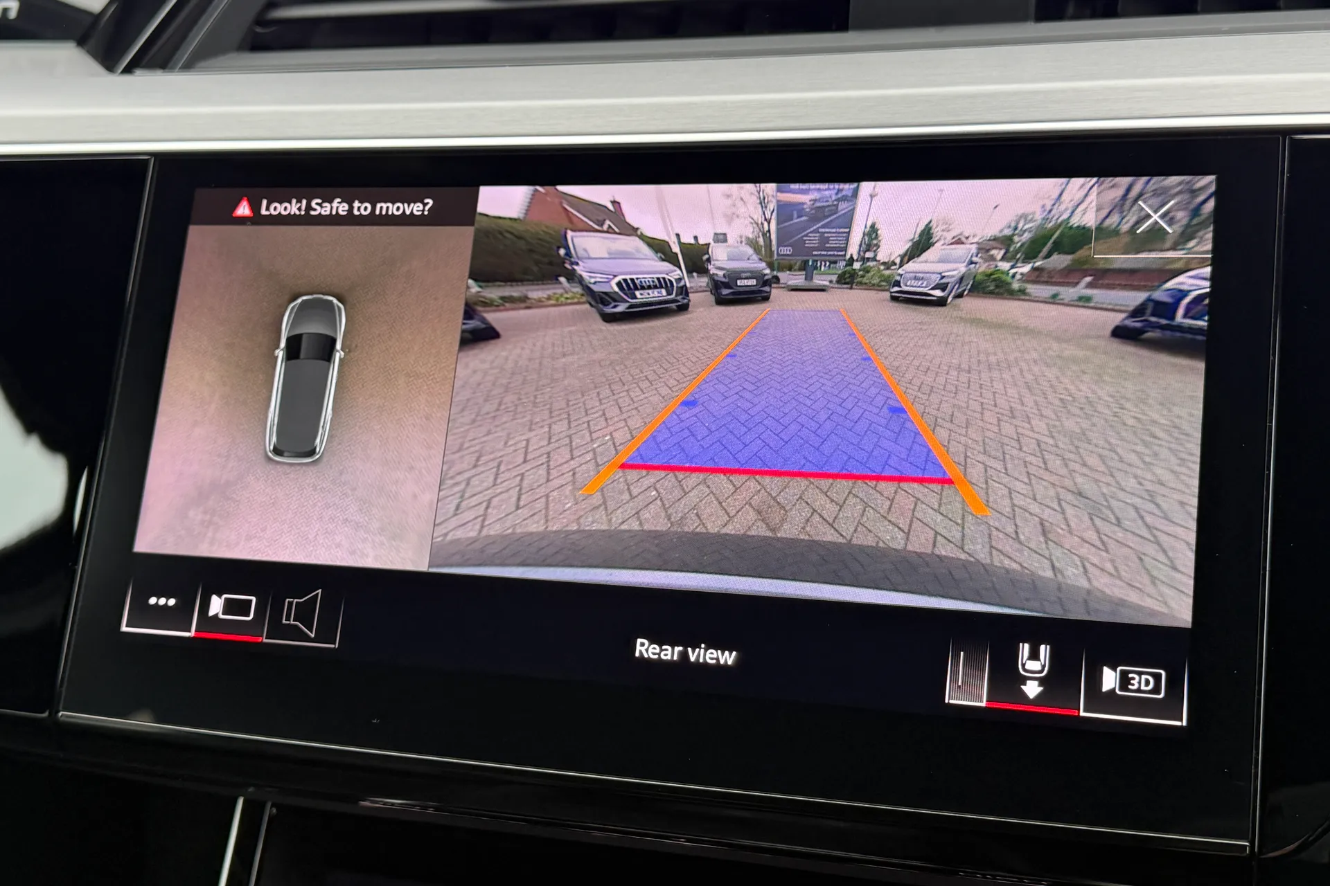 Audi e-tron thumbnail image number 4