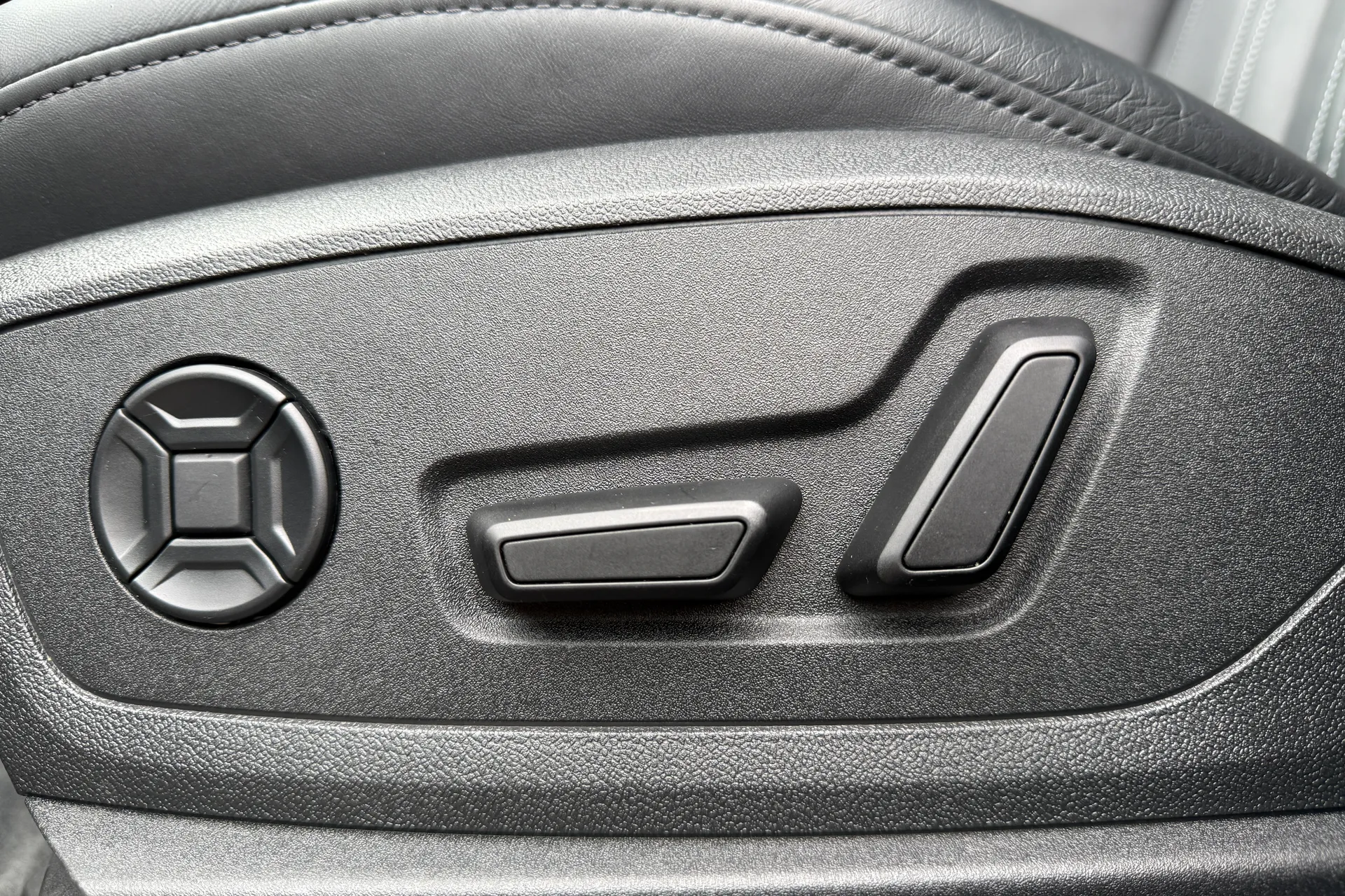 Audi e-tron thumbnail image number 18