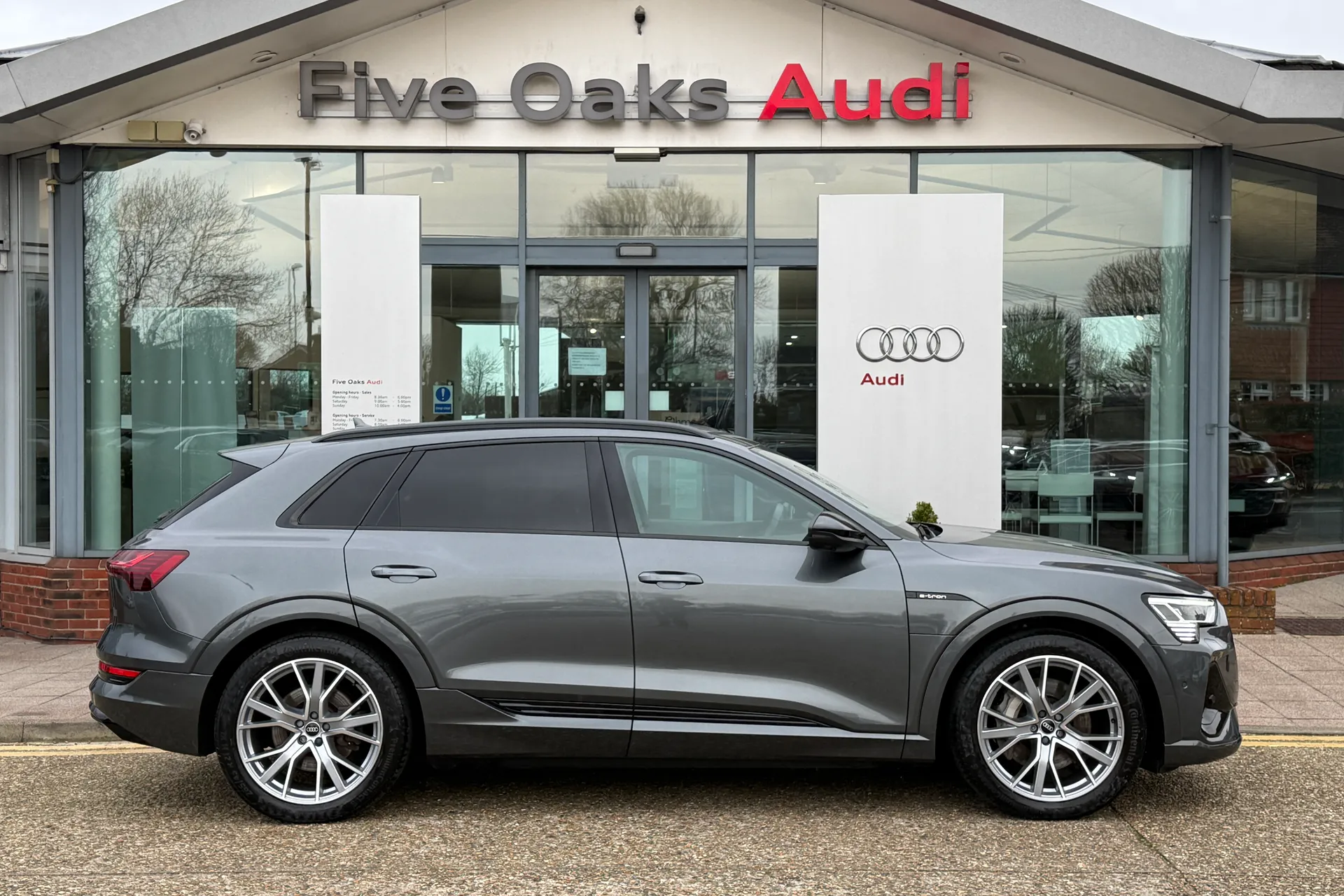 Audi e-tron thumbnail image number 2