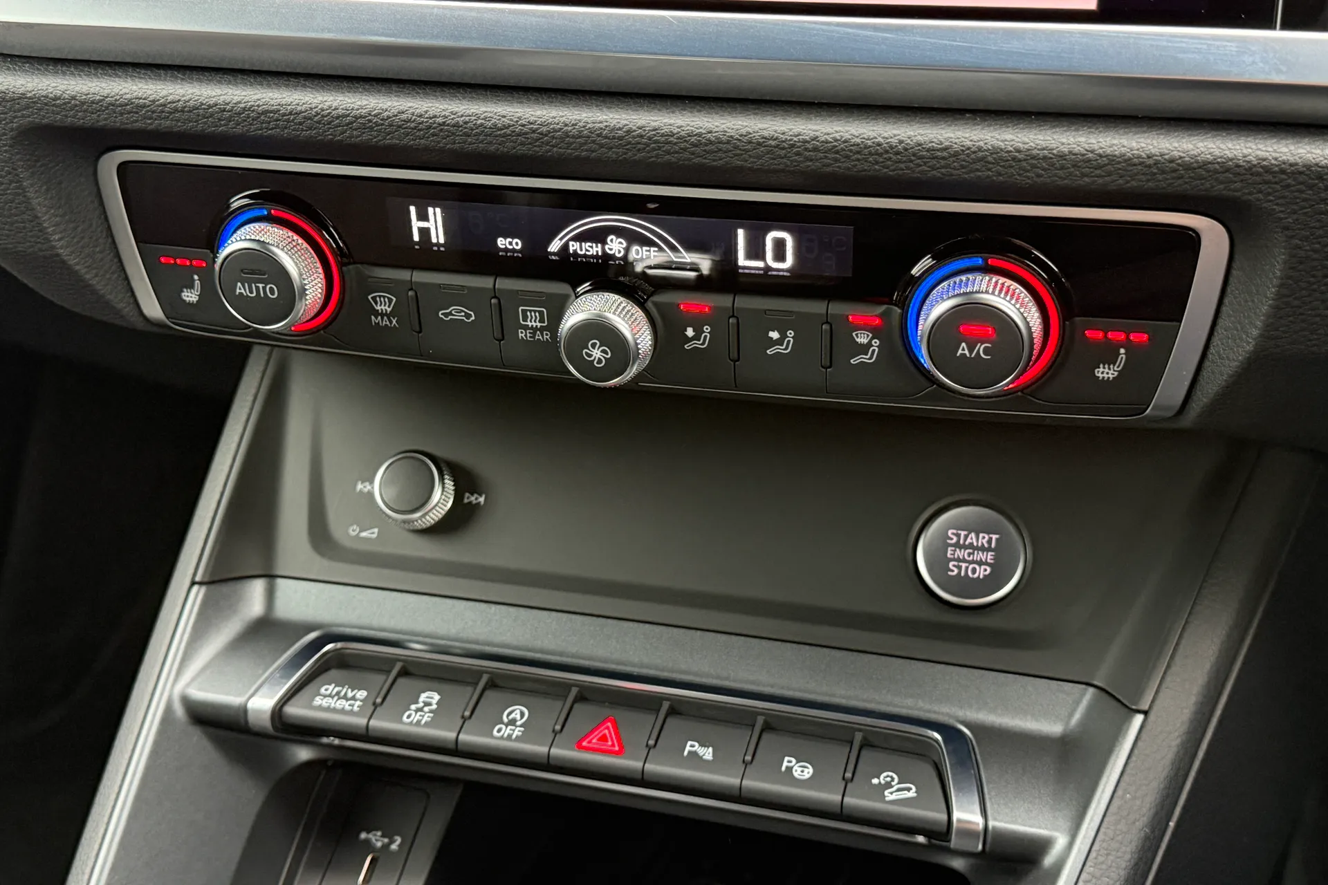 Audi Q3 thumbnail image number 16