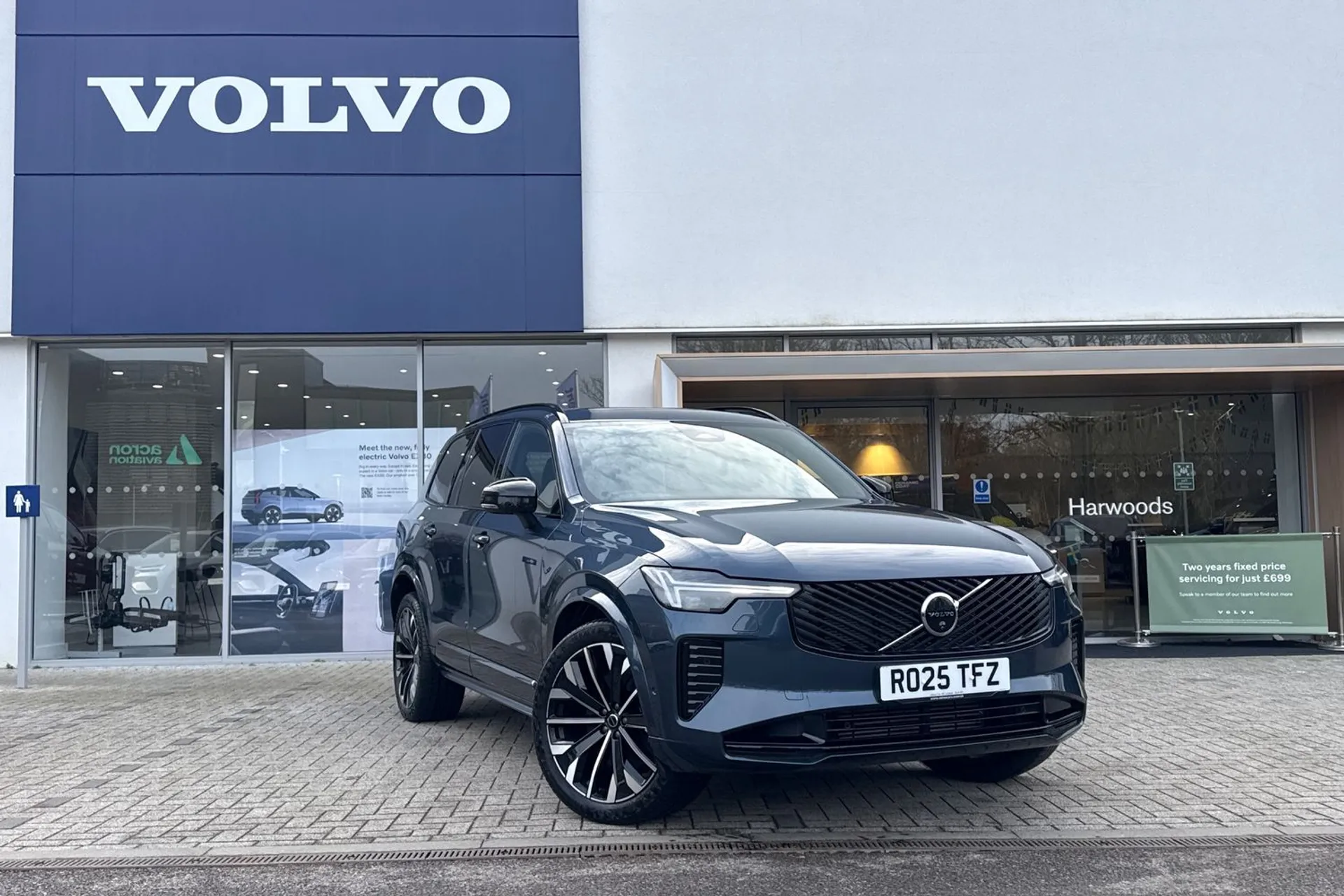 Volvo XC90 focused image