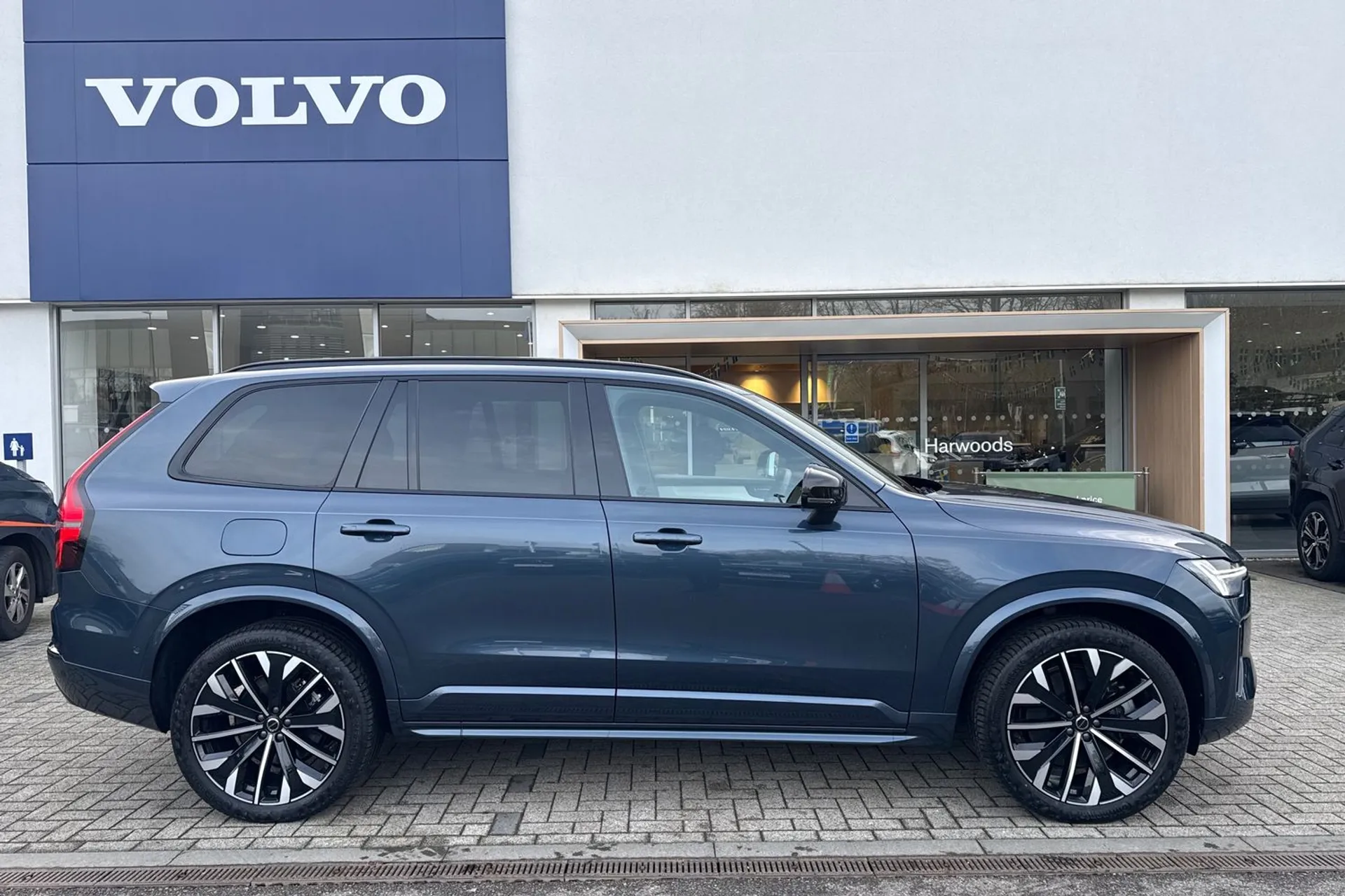 Volvo XC90 thumbnail image number 2