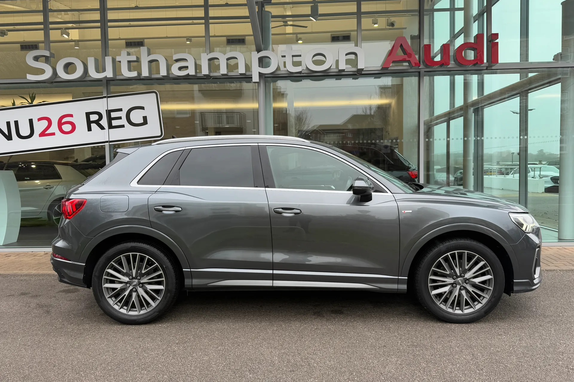 Audi Q3 thumbnail image number 2