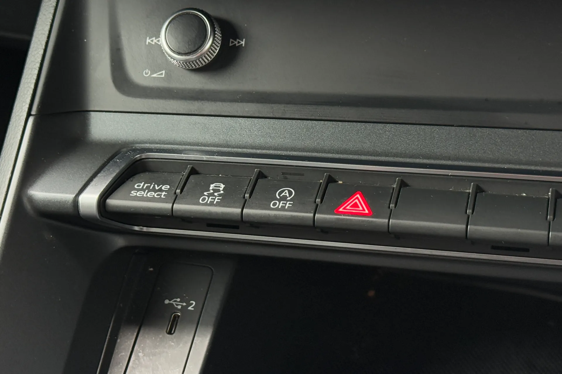 Audi Q3 thumbnail image number 21