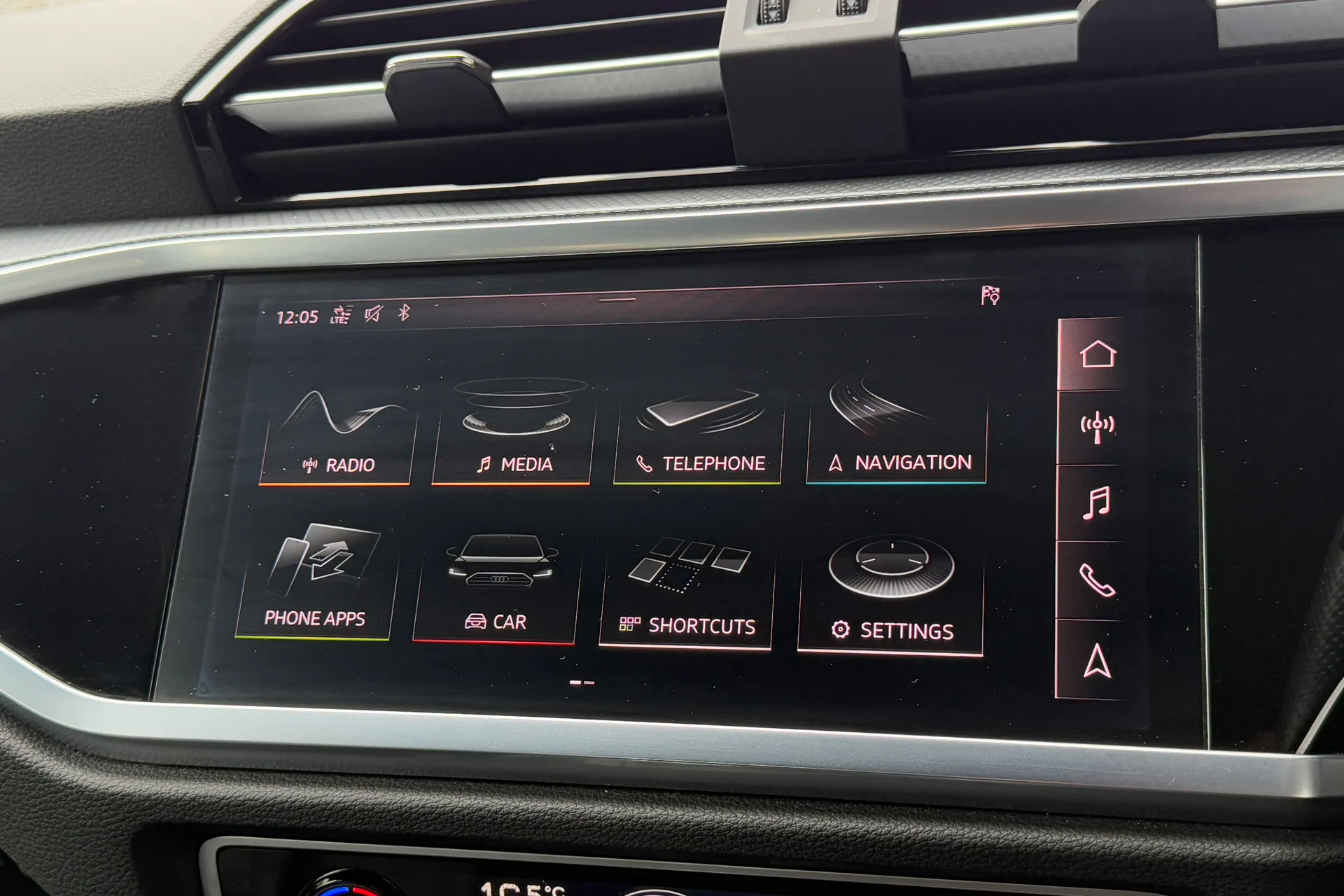 Audi Q3 thumbnail image number 18