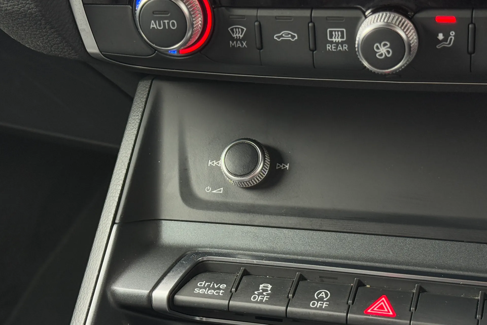 Audi Q3 thumbnail image number 22