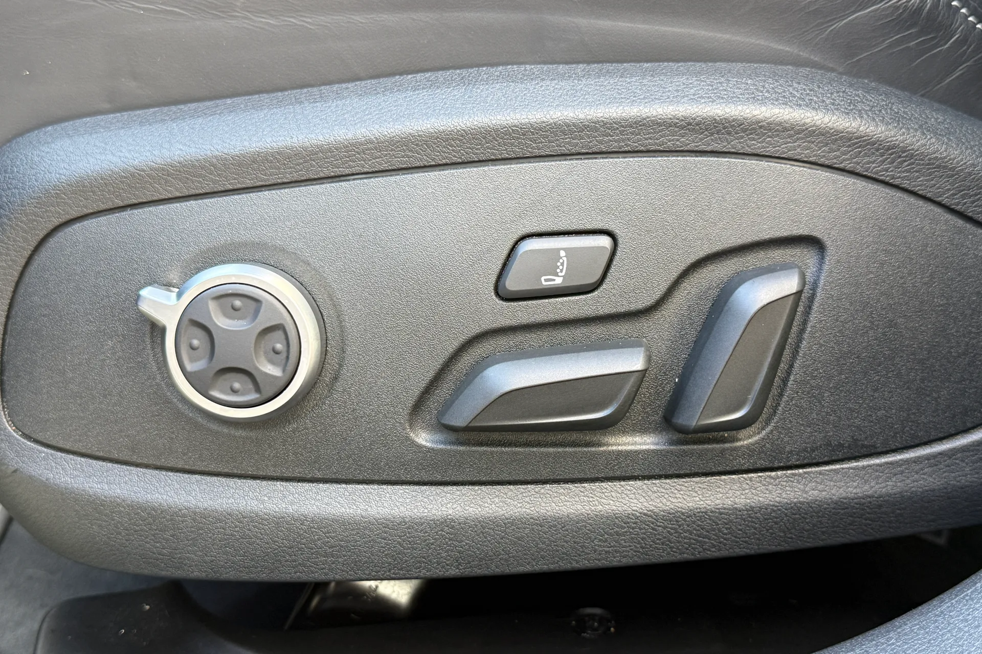 Audi A4 thumbnail image number 36