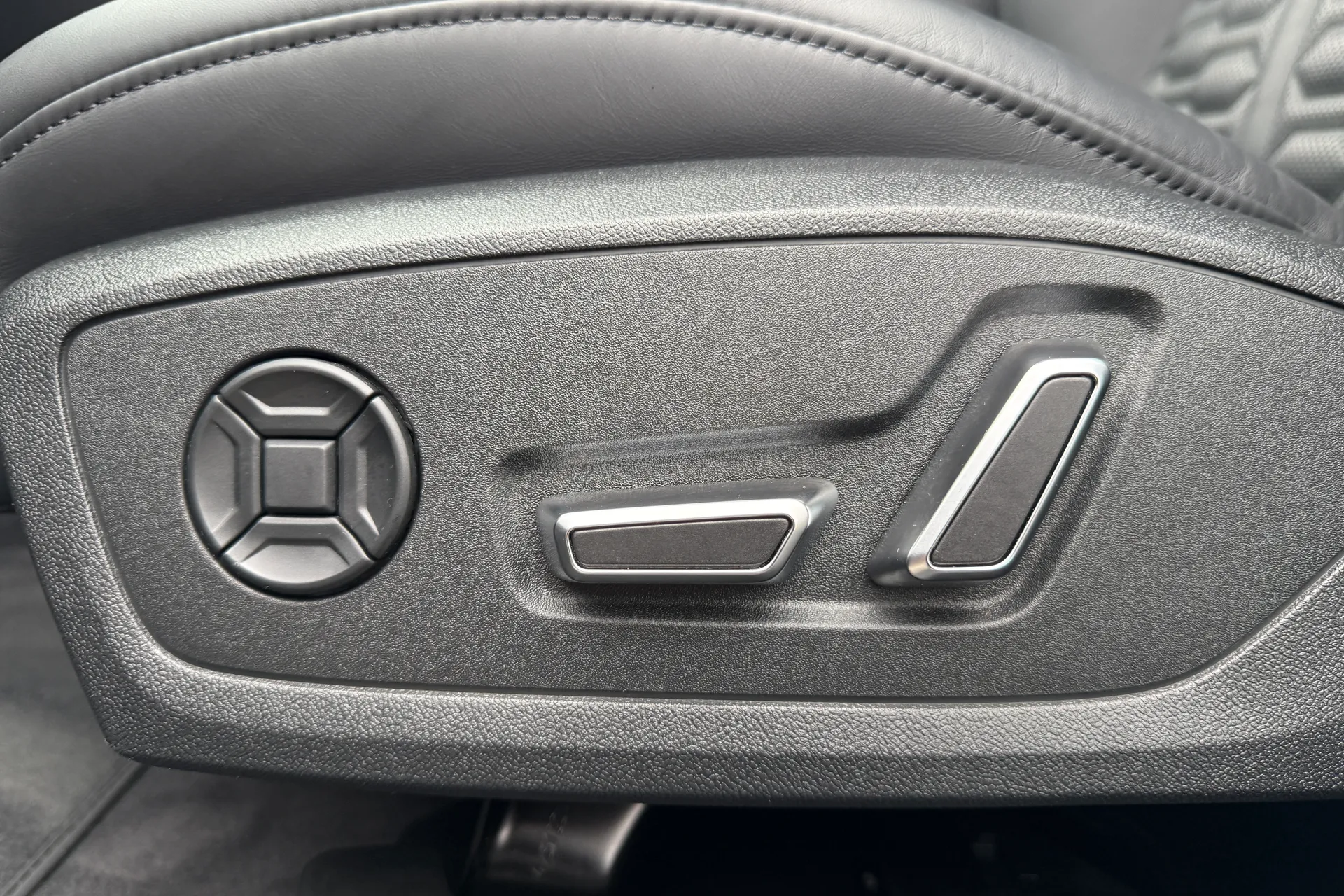 Audi RS6 thumbnail image number 22