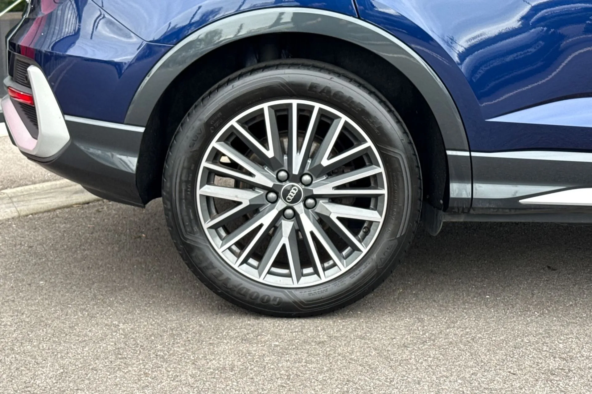 Audi Q3 thumbnail image number 19