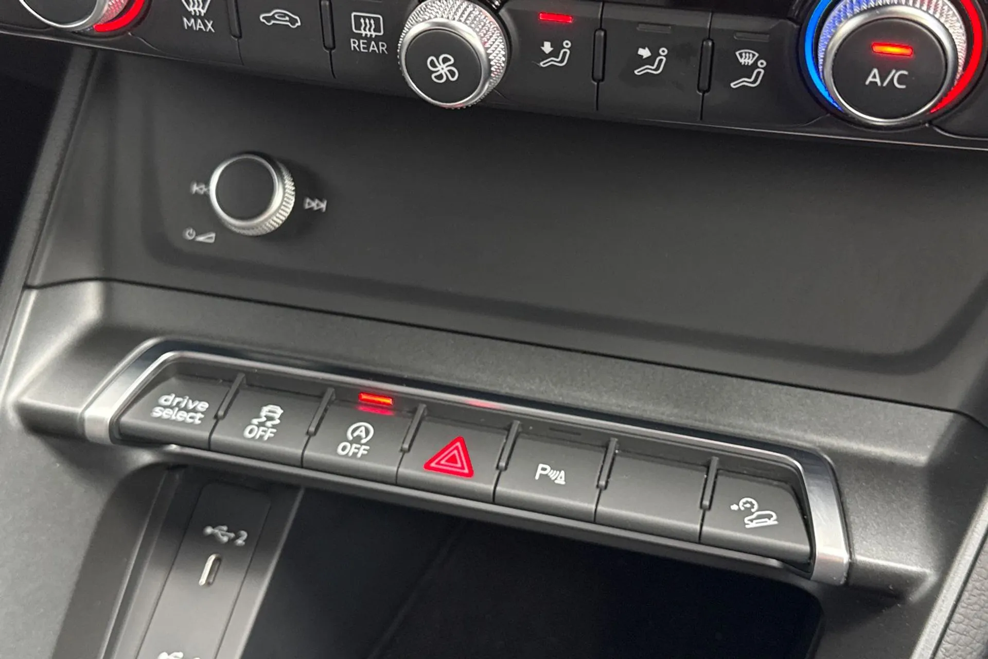 Audi Q3 thumbnail image number 38