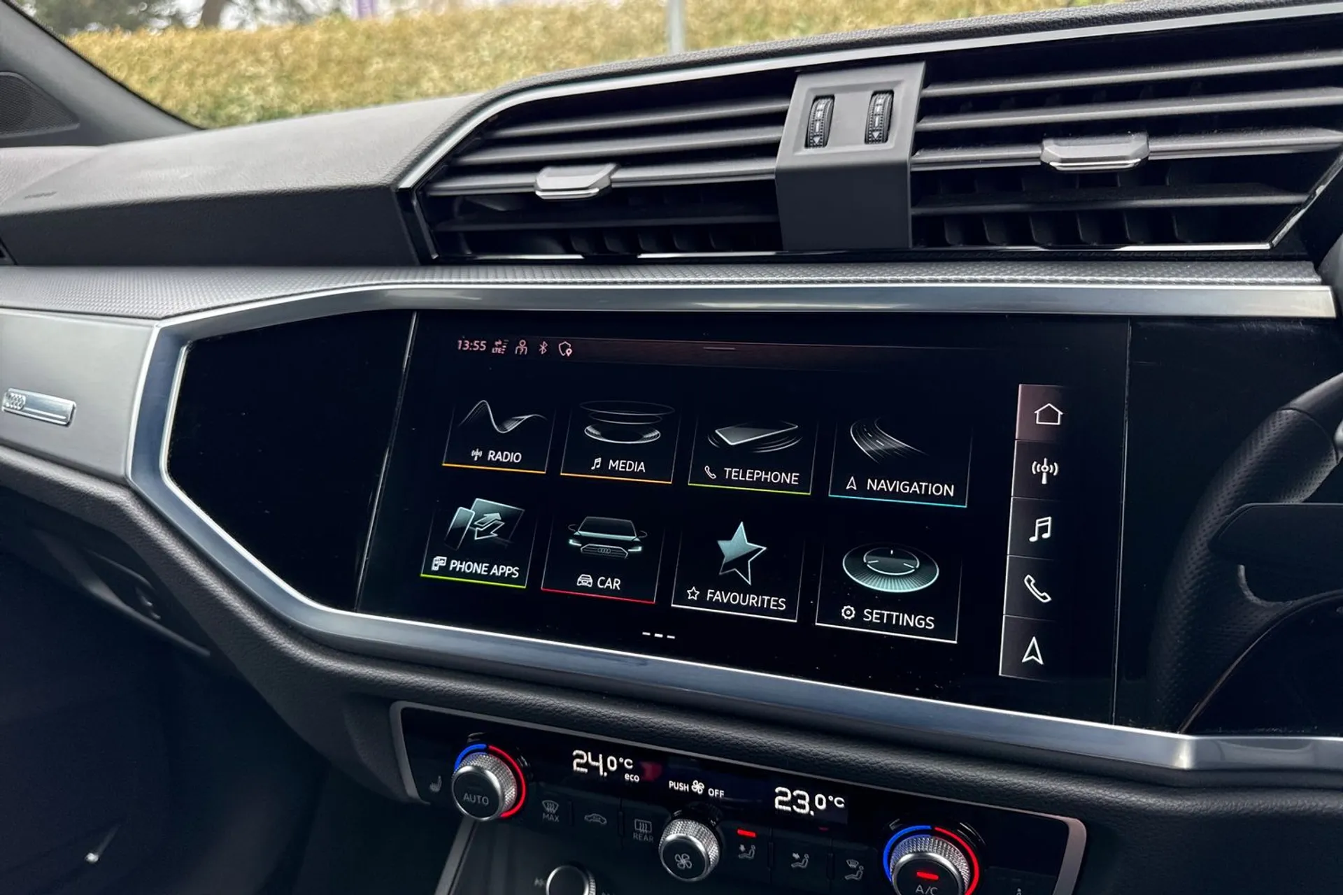 Audi Q3 thumbnail image number 15
