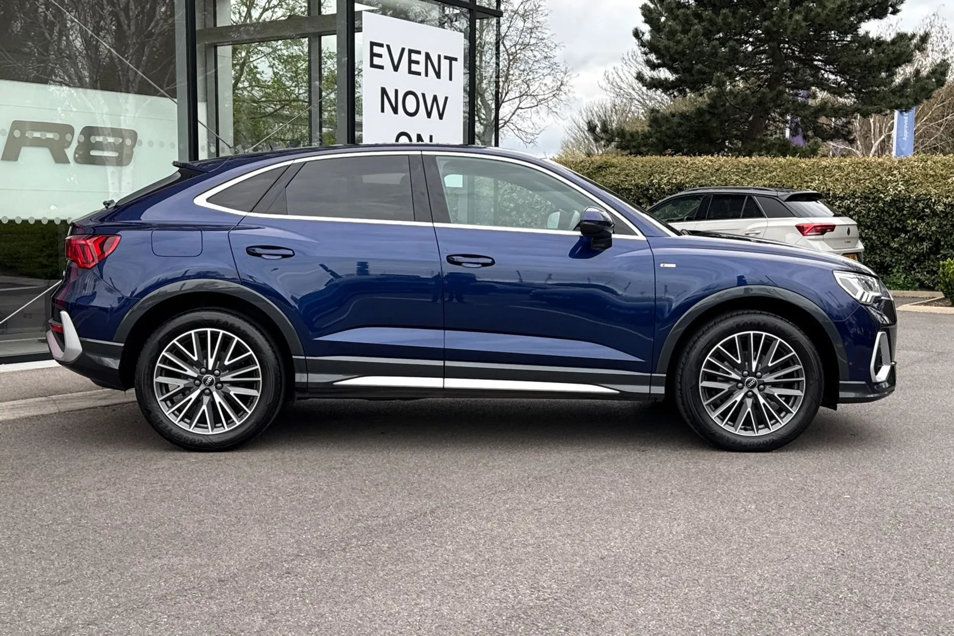 Audi Q3 thumbnail image number 2
