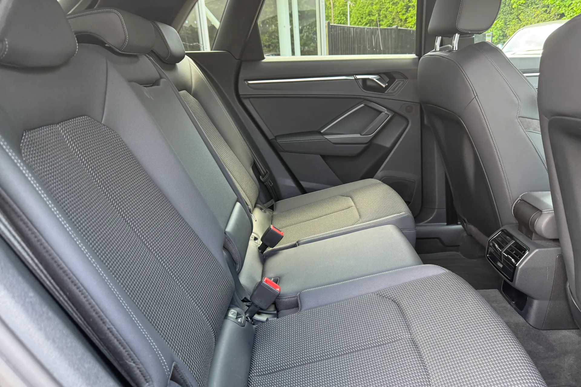 Audi Q3 thumbnail image number 36