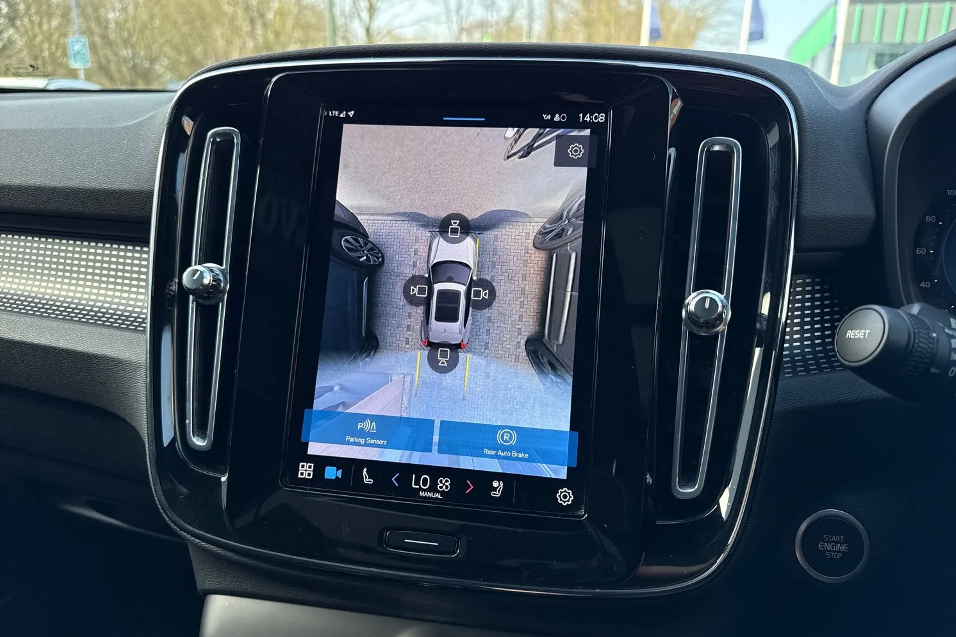 Volvo XC40 ULTIMATE B4 MHEV AUT thumbnail image number 4