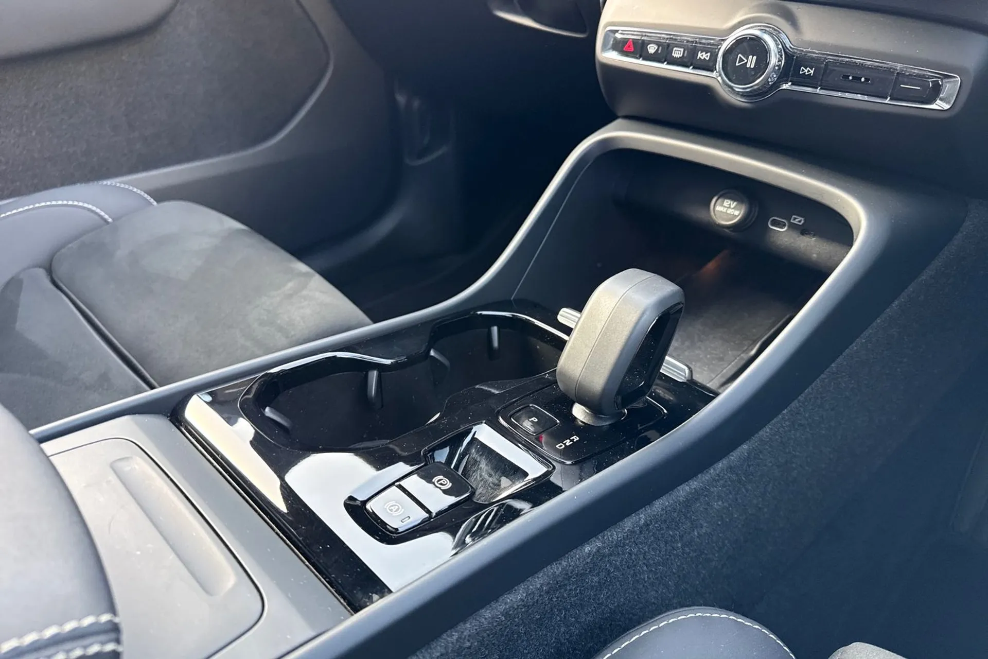 Volvo XC40 ULTIMATE B4 MHEV AUT thumbnail image number 44