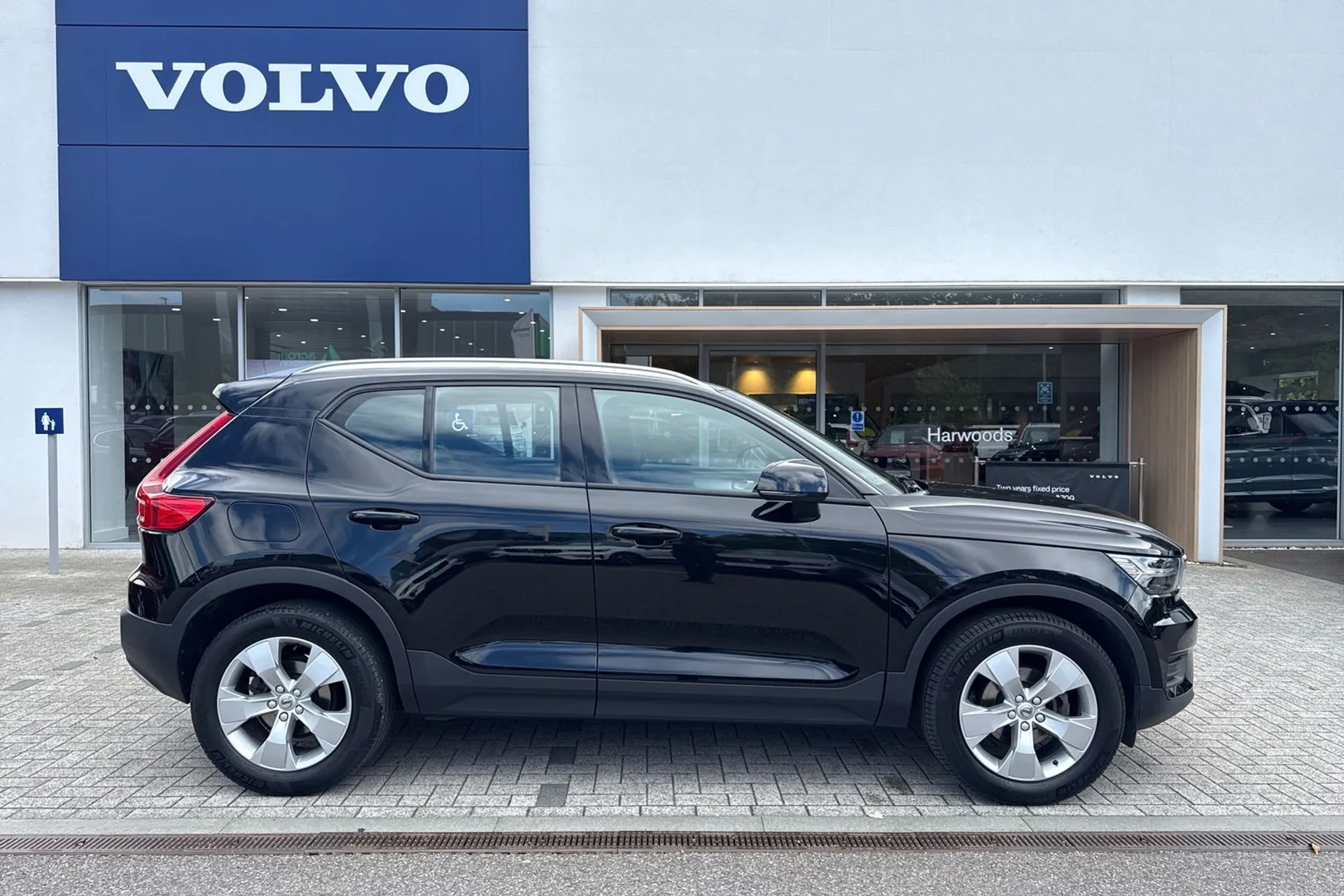 Volvo XC40 thumbnail image number 2
