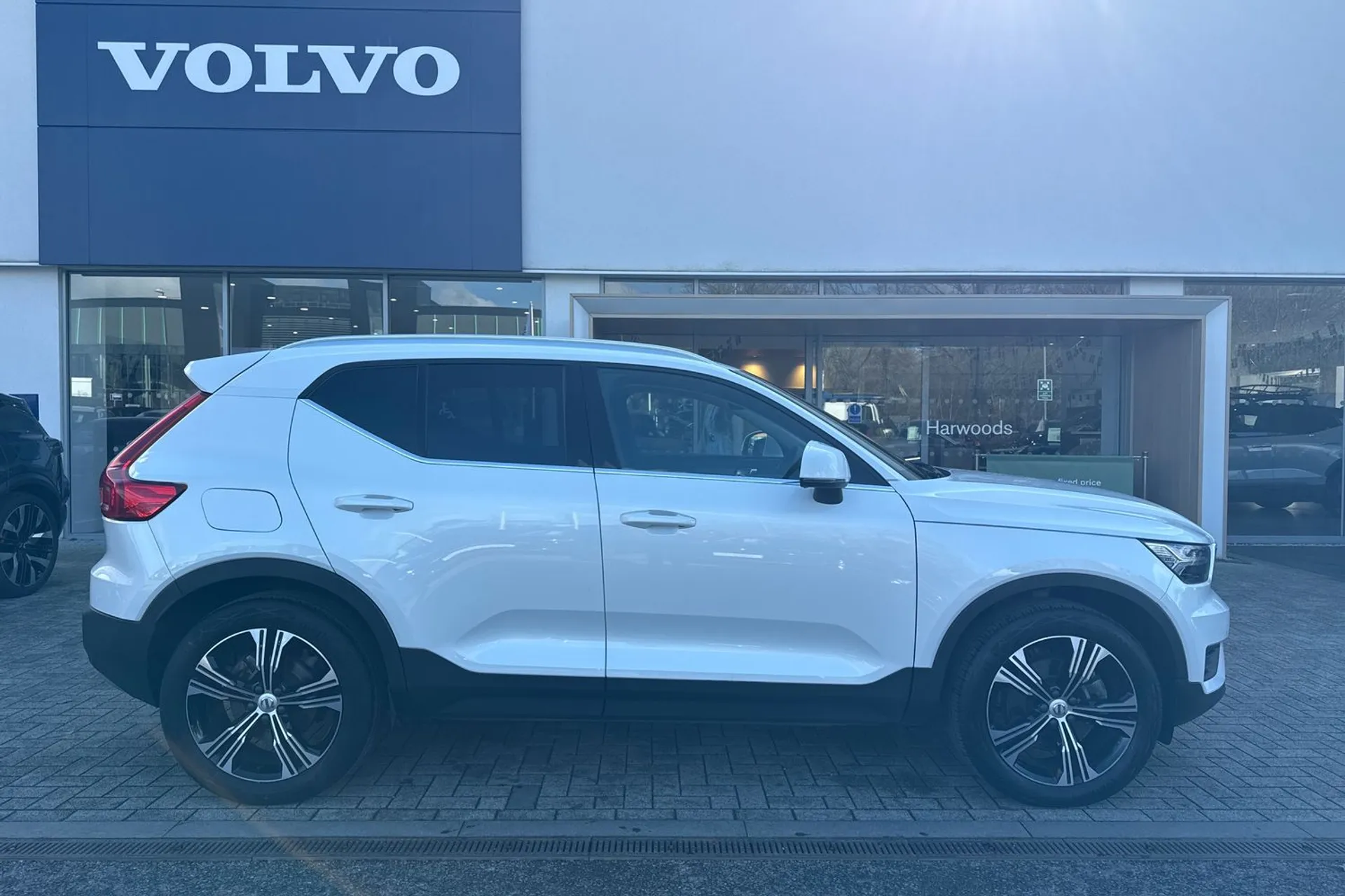 Volvo XC40 thumbnail image number 2