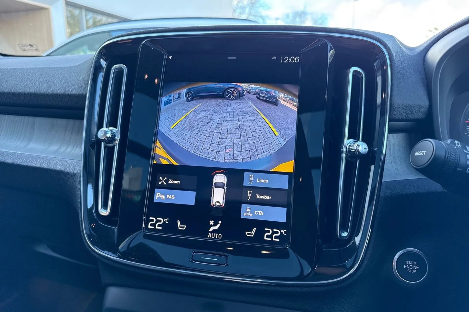 Volvo XC40 thumbnail image number 4