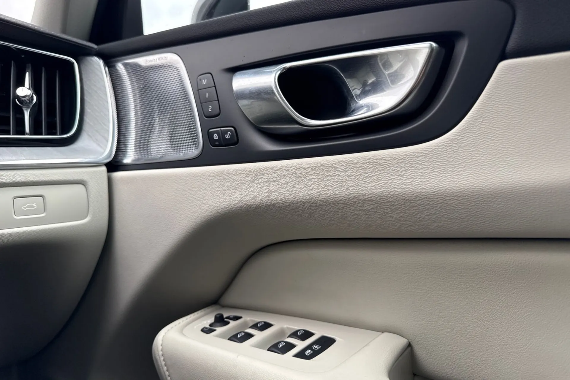 Volvo XC60 thumbnail image number 43