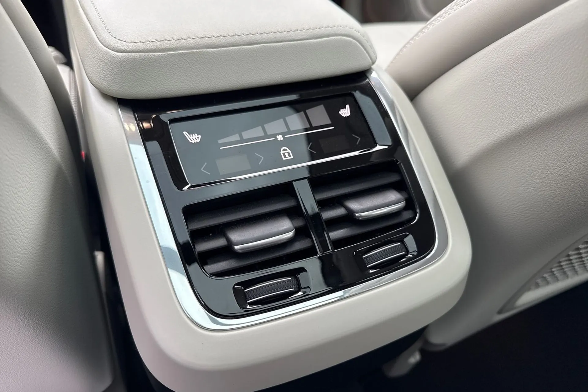 Volvo XC60 thumbnail image number 32