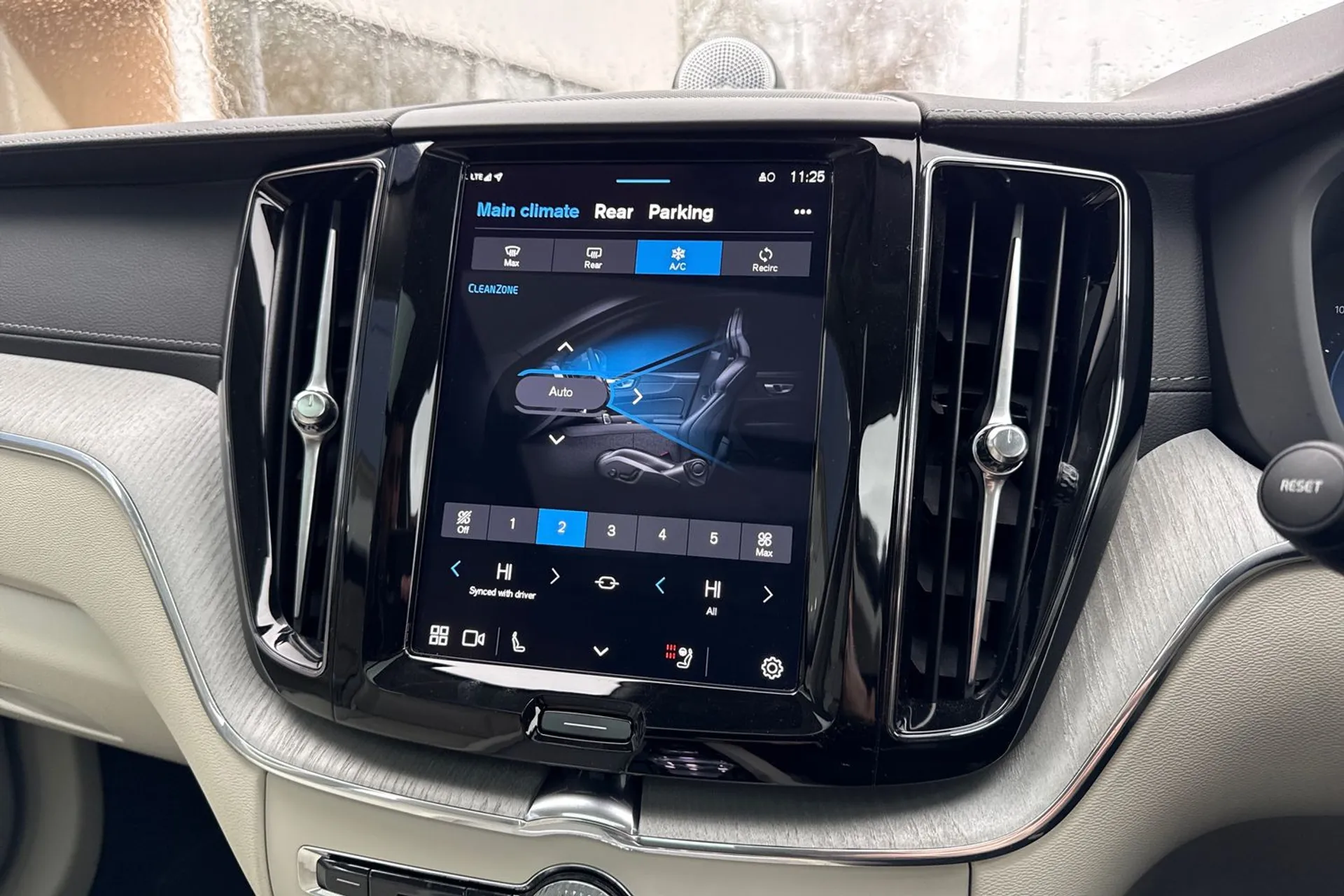 Volvo XC60 thumbnail image number 40