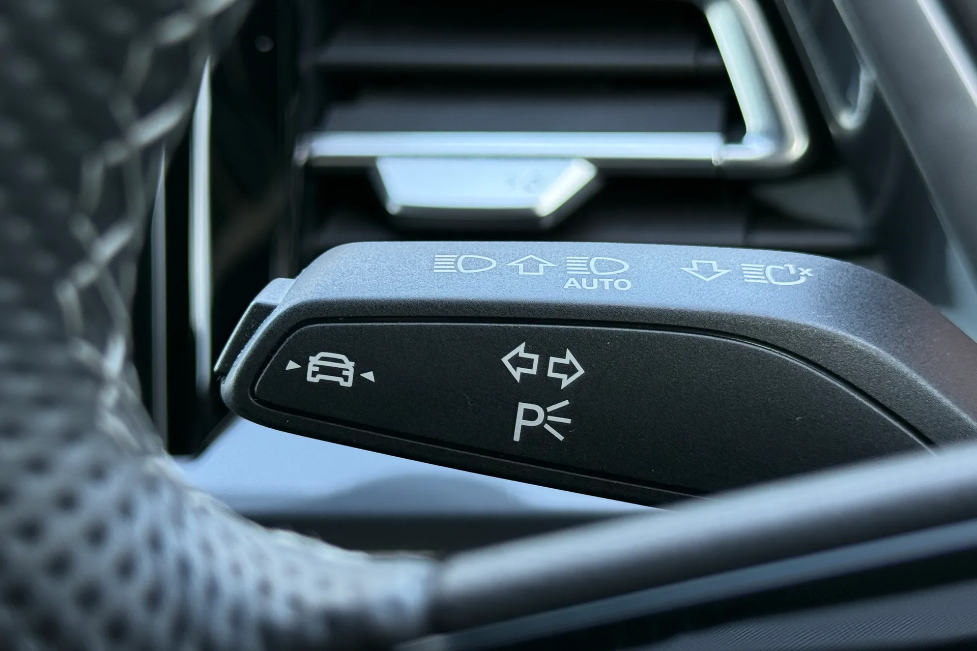 Audi Q4 thumbnail image number 17