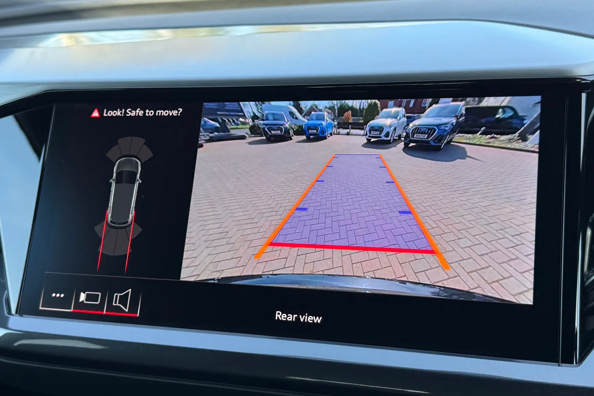 Audi Q4 thumbnail image number 4