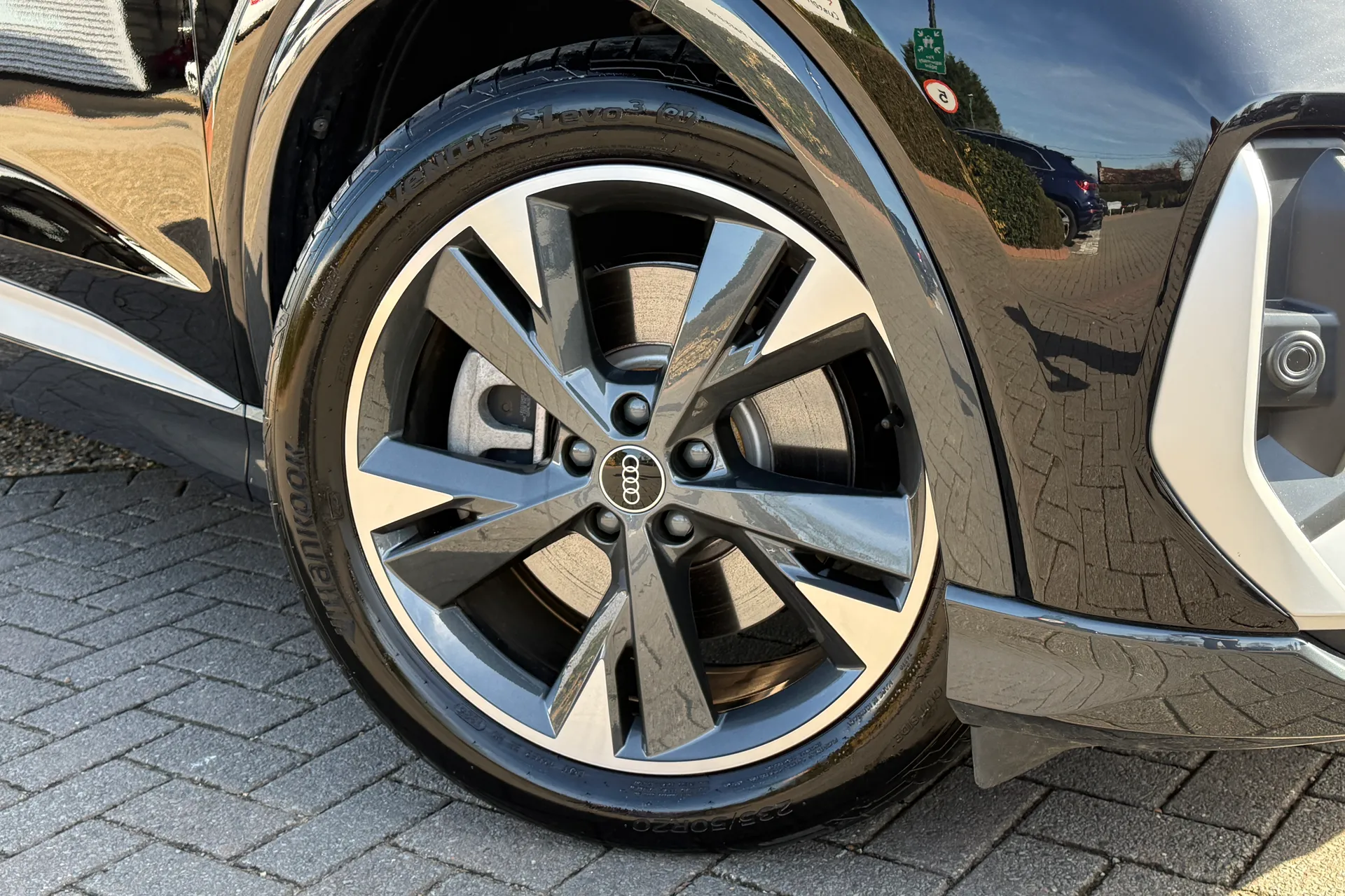 Audi Q4 thumbnail image number 7