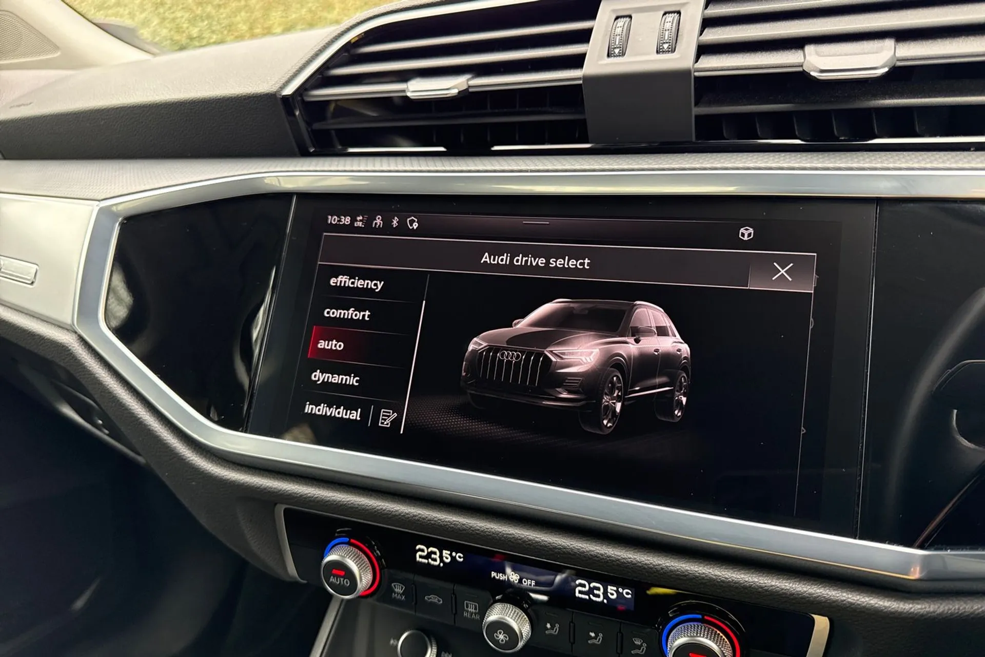 Audi Q3 thumbnail image number 12