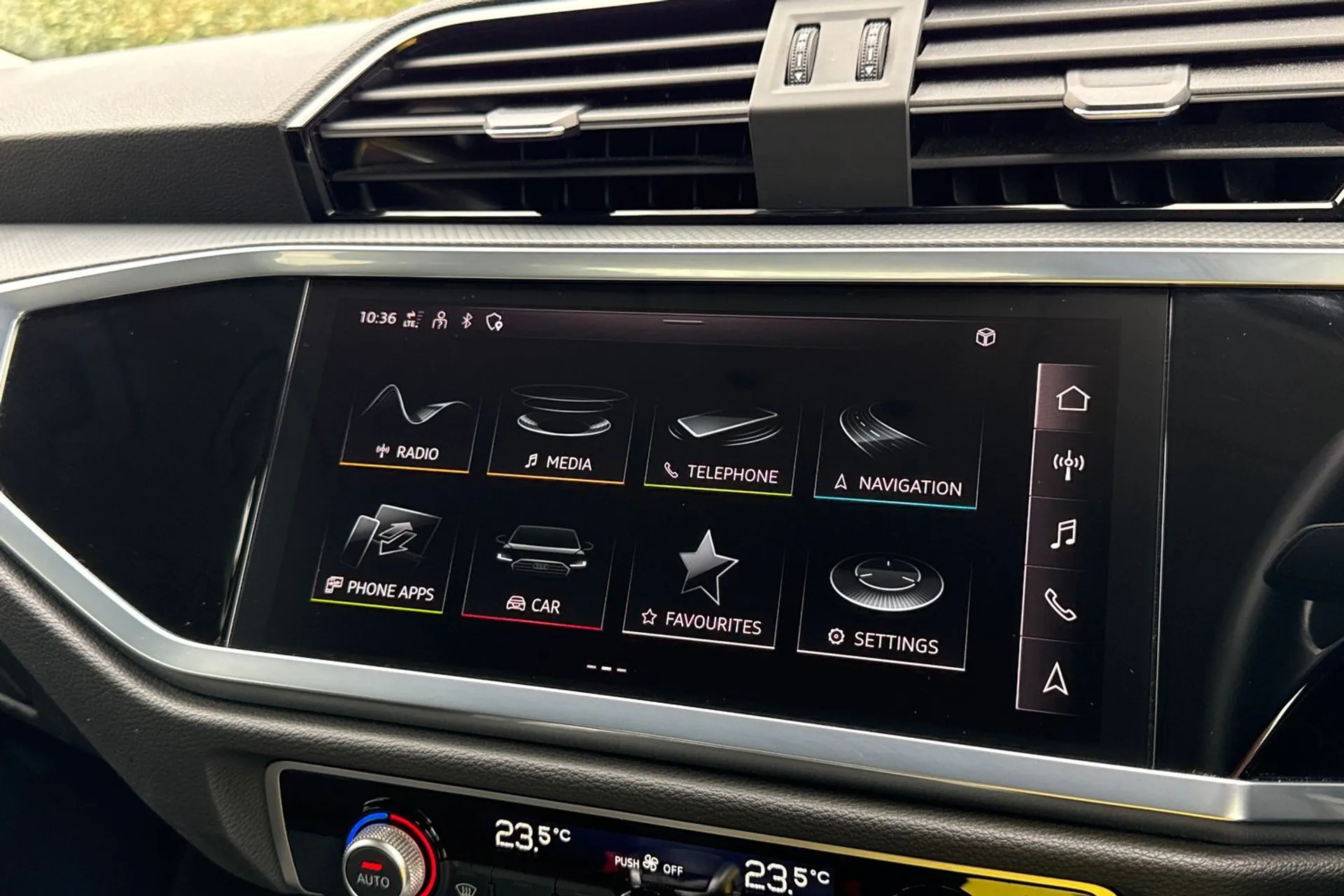 Audi Q3 thumbnail image number 14