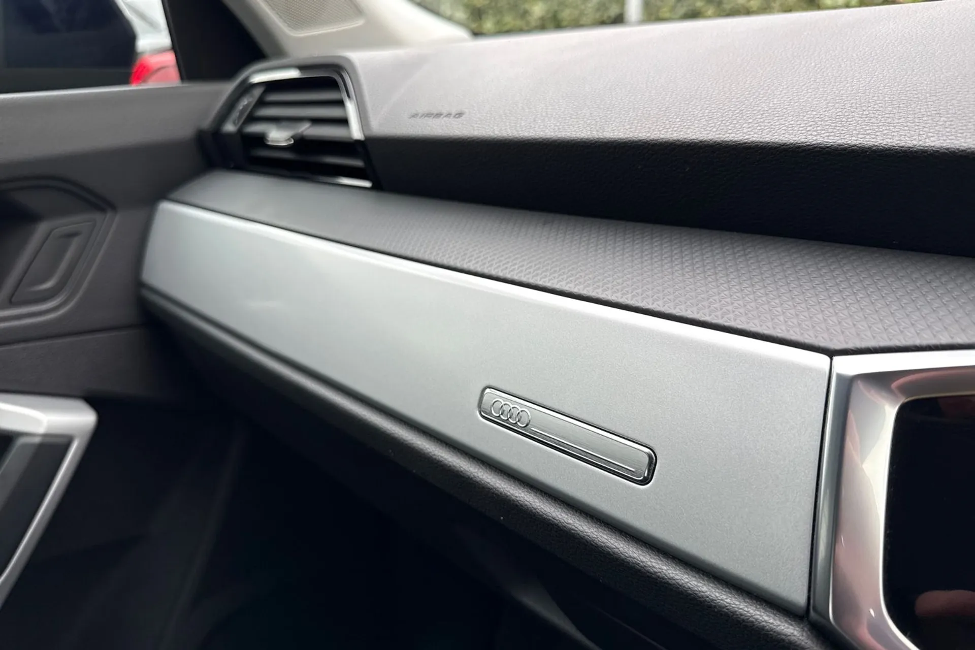 Audi Q3 thumbnail image number 24