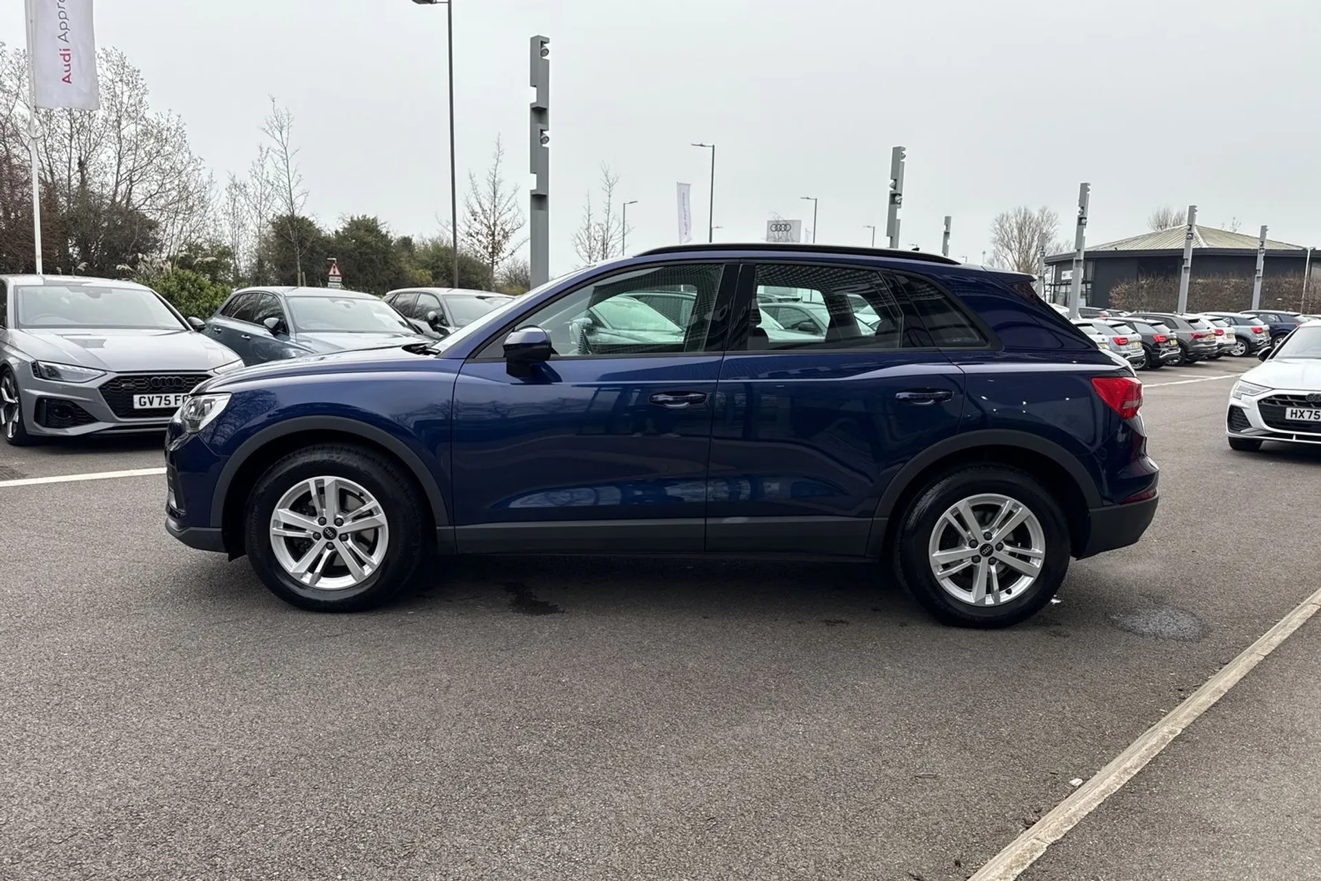 Audi Q3 thumbnail image number 18