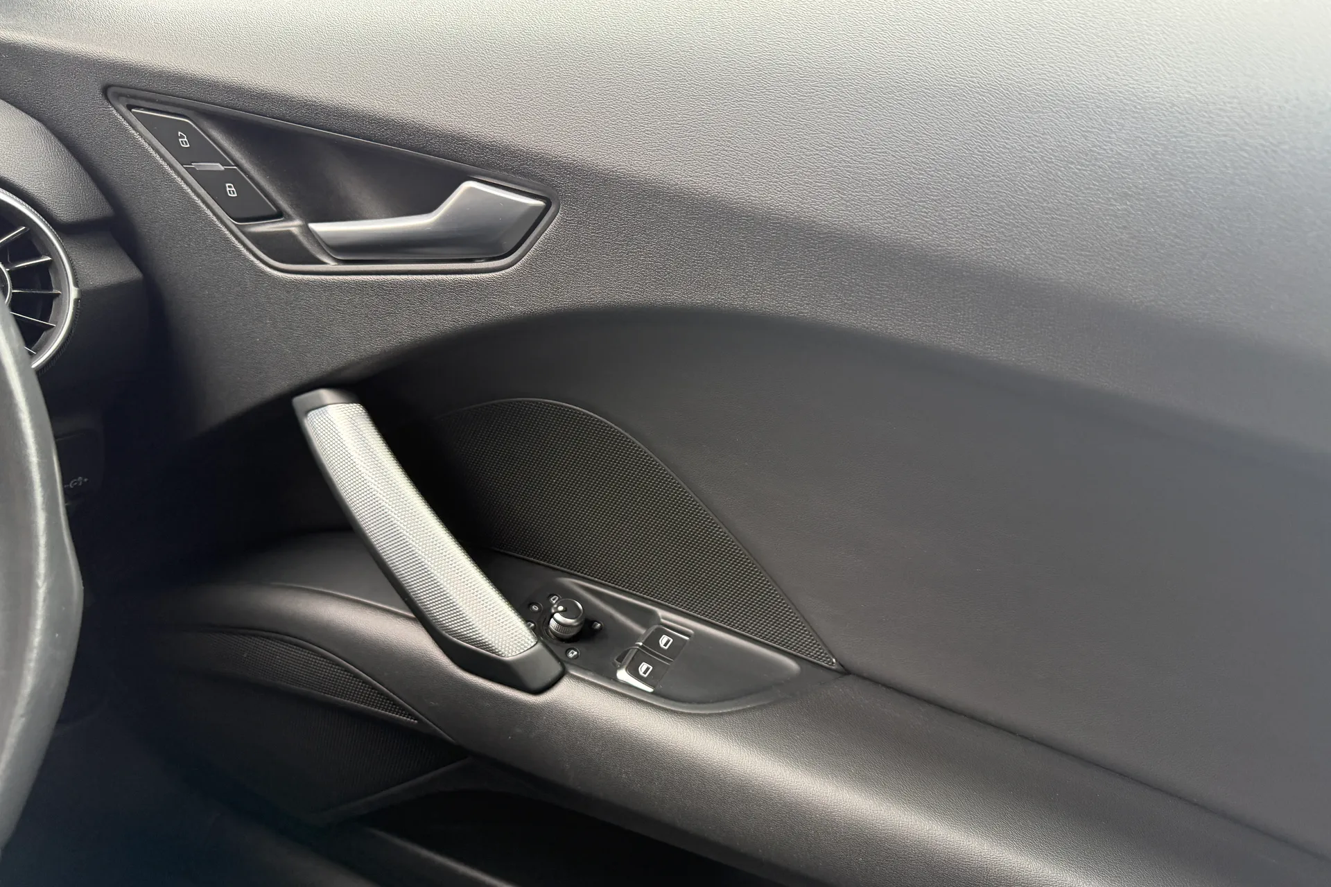 Audi TT thumbnail image number 19