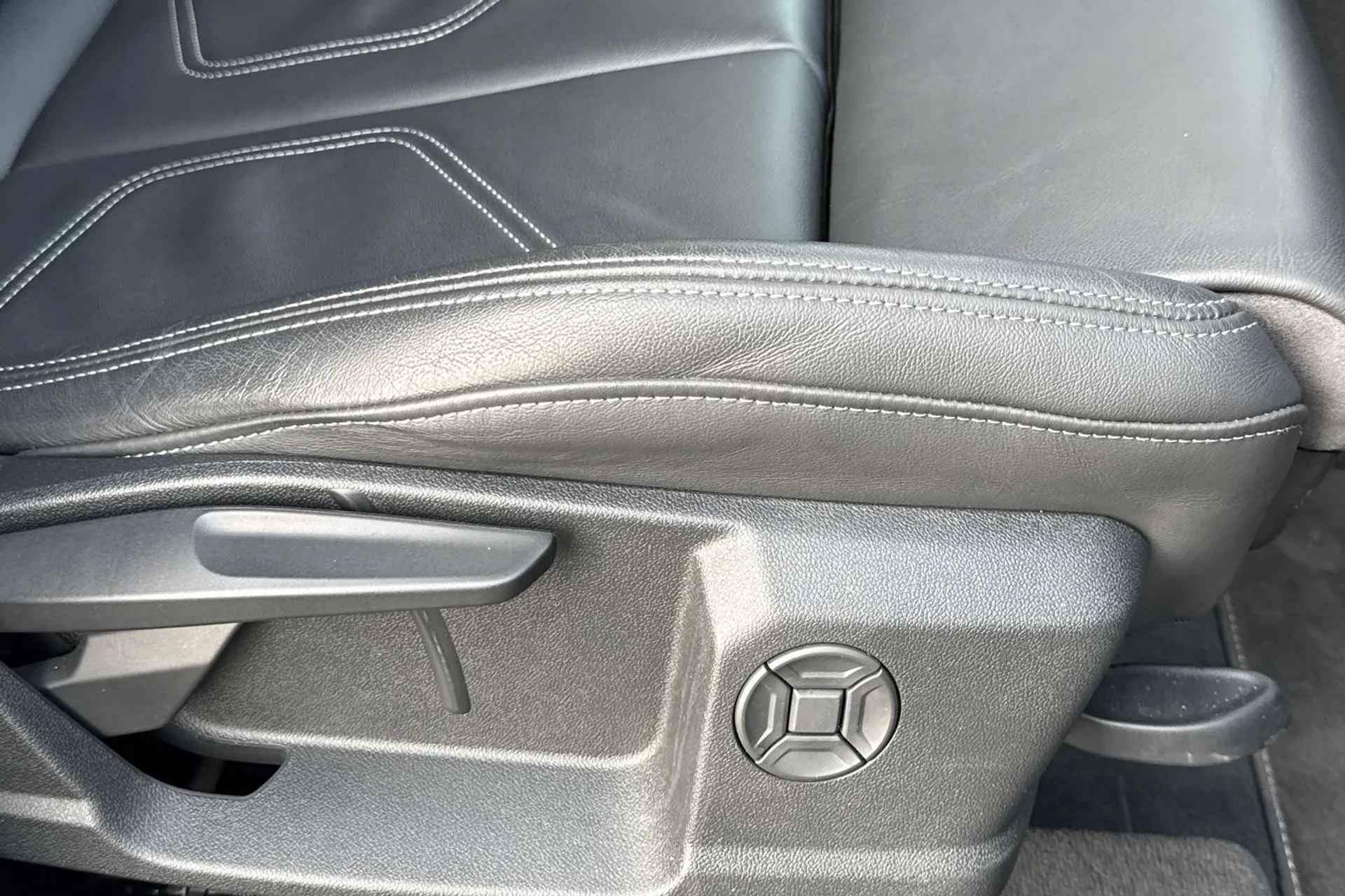 Audi Q3 thumbnail image number 38