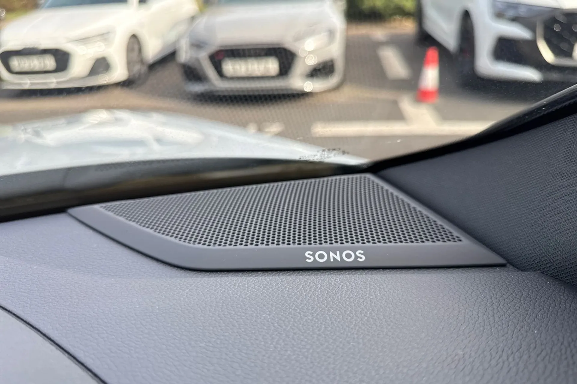 Audi Q3 thumbnail image number 21