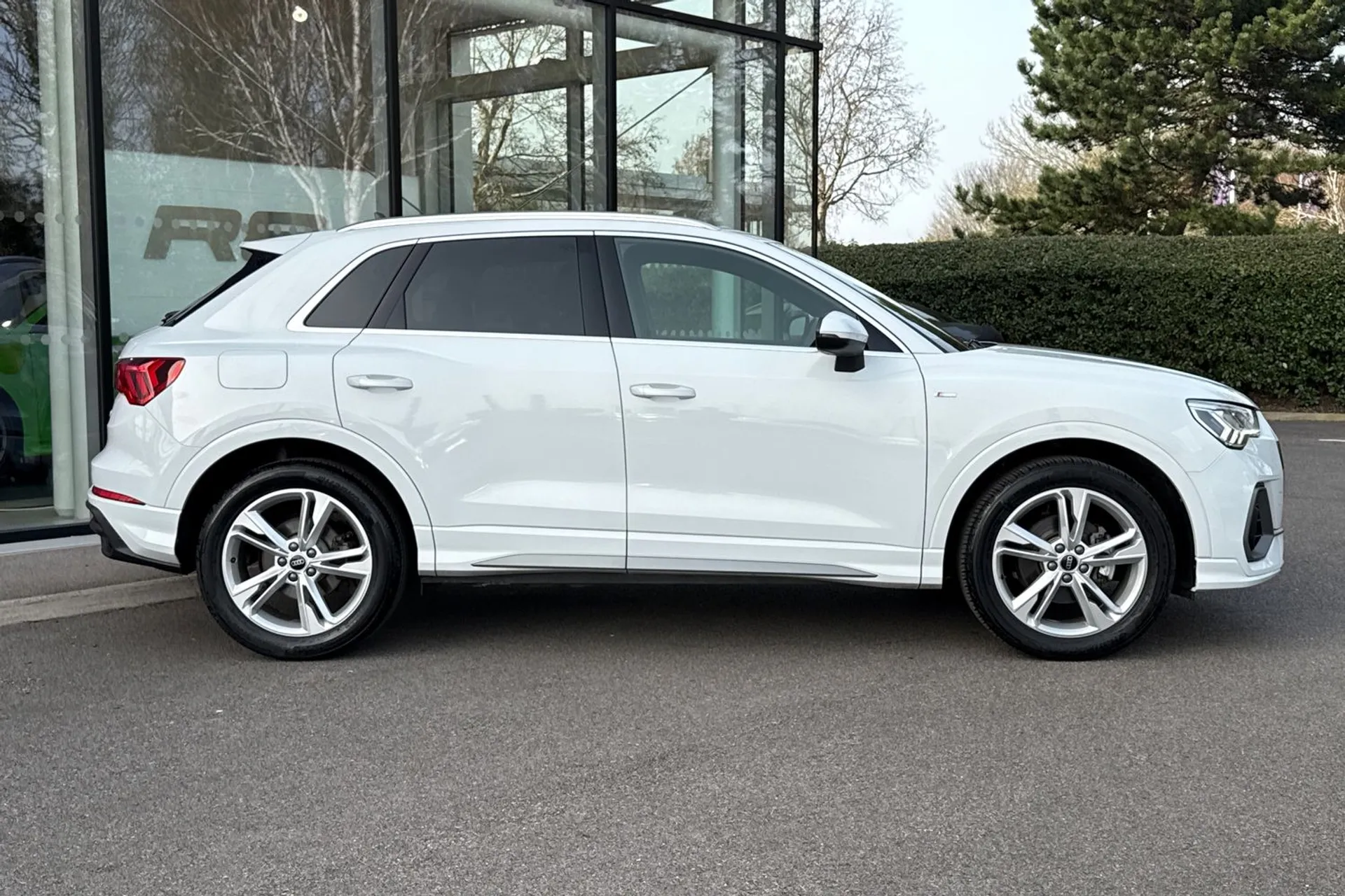 Audi Q3 thumbnail image number 2