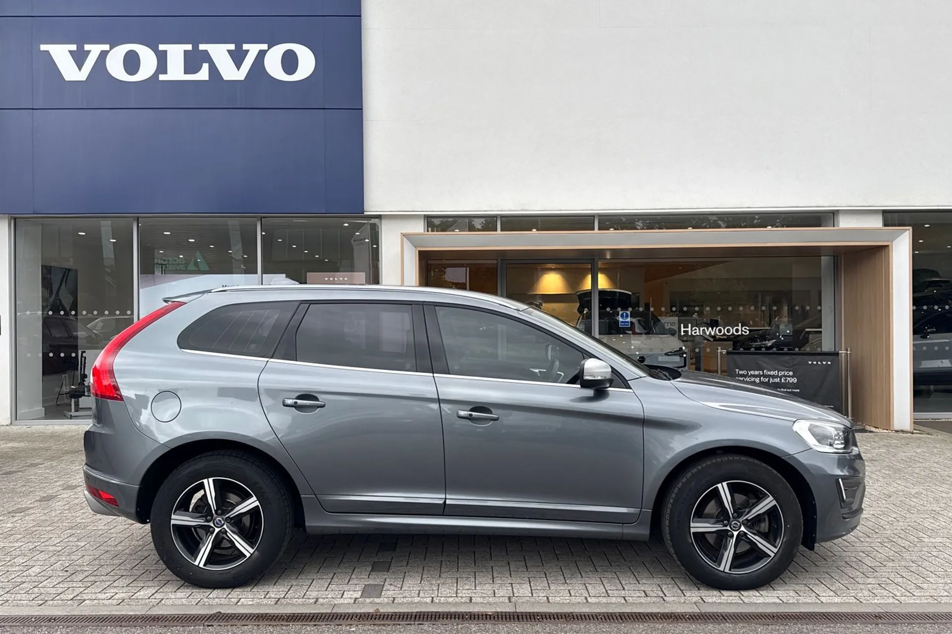 Volvo XC60 thumbnail image number 2