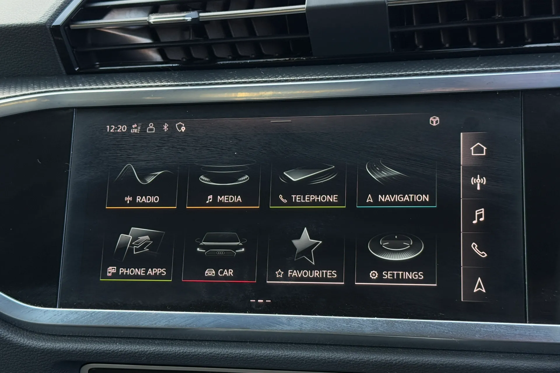 Audi Q3 thumbnail image number 16