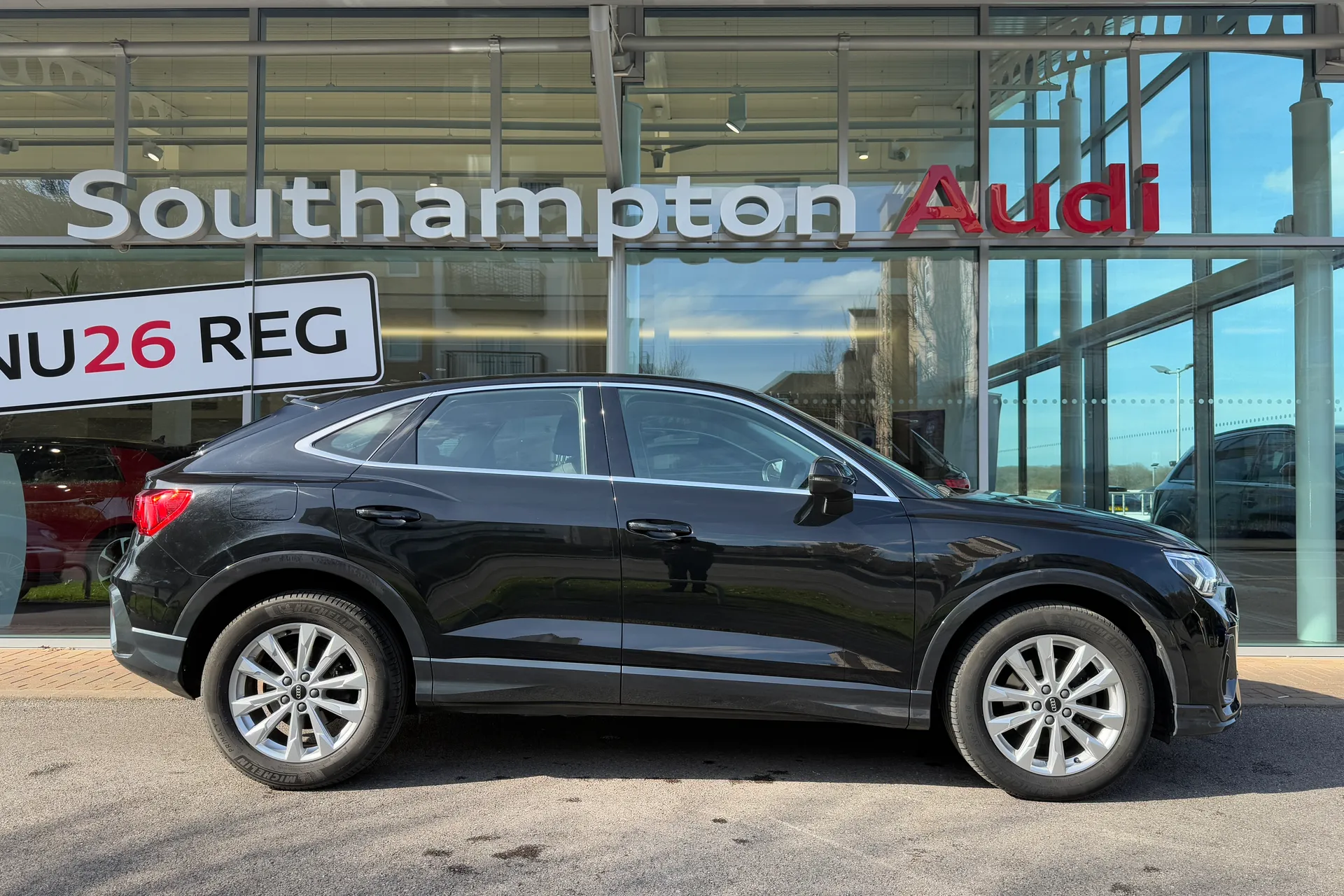 Audi Q3 thumbnail image number 2