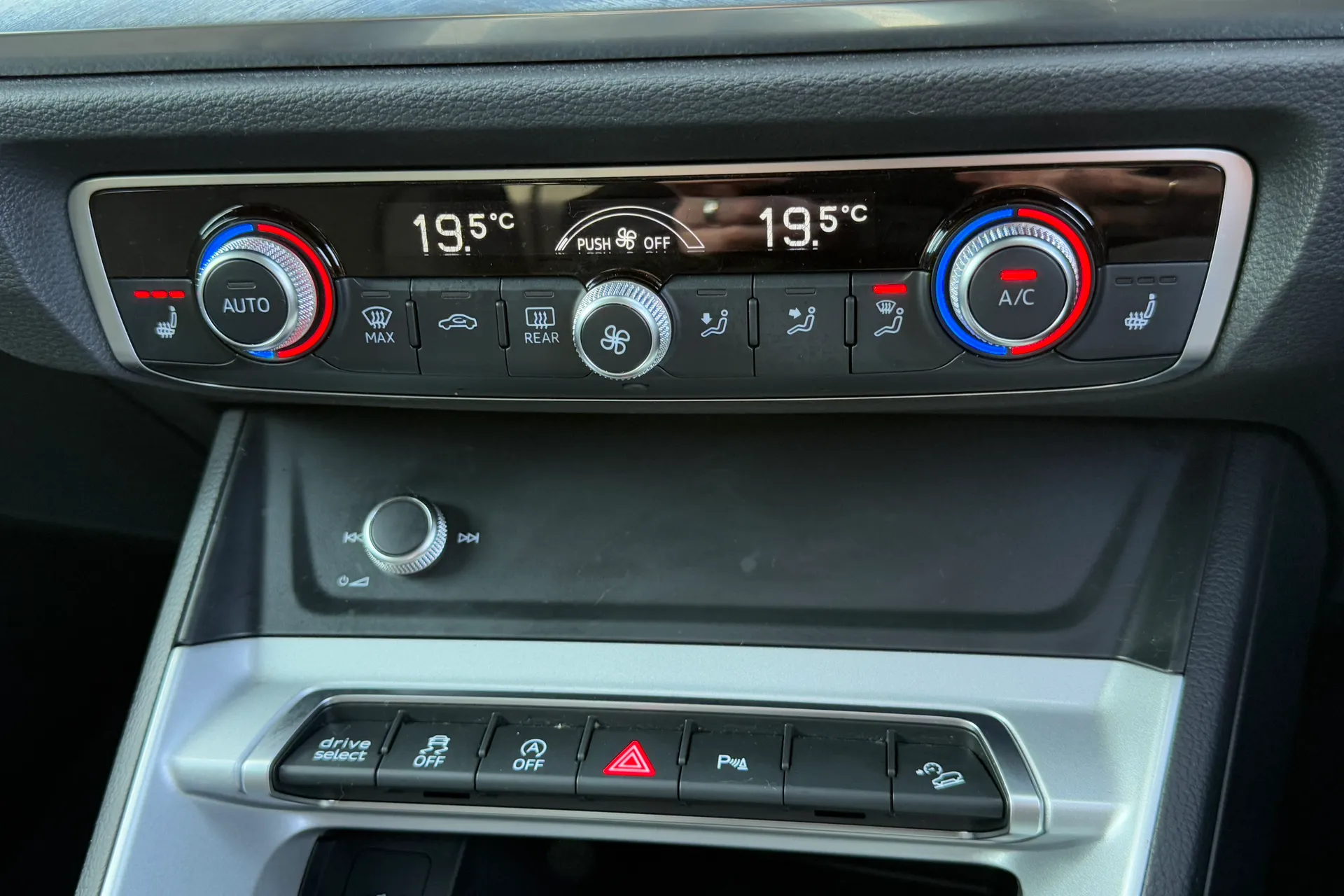 Audi Q3 thumbnail image number 19