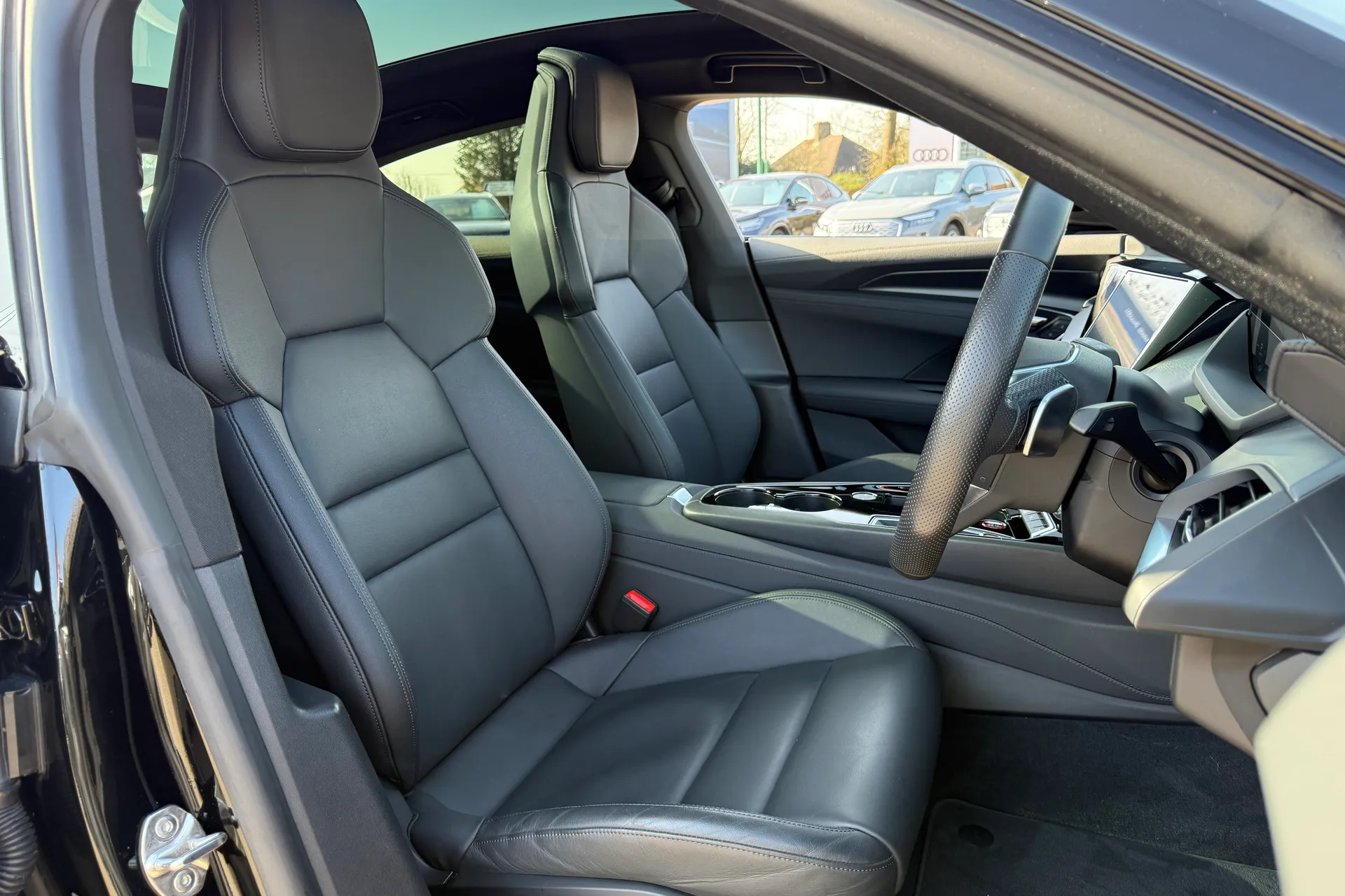 Audi e-tron GT thumbnail image number 25