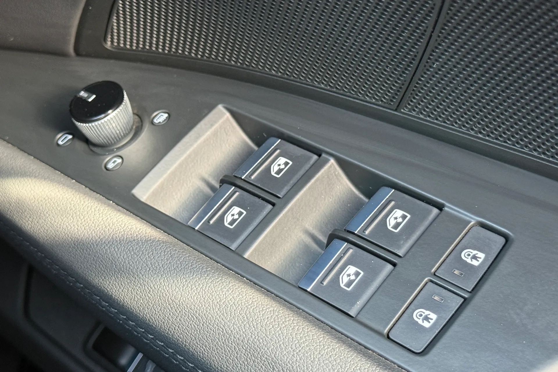 Audi e-tron GT thumbnail image number 17