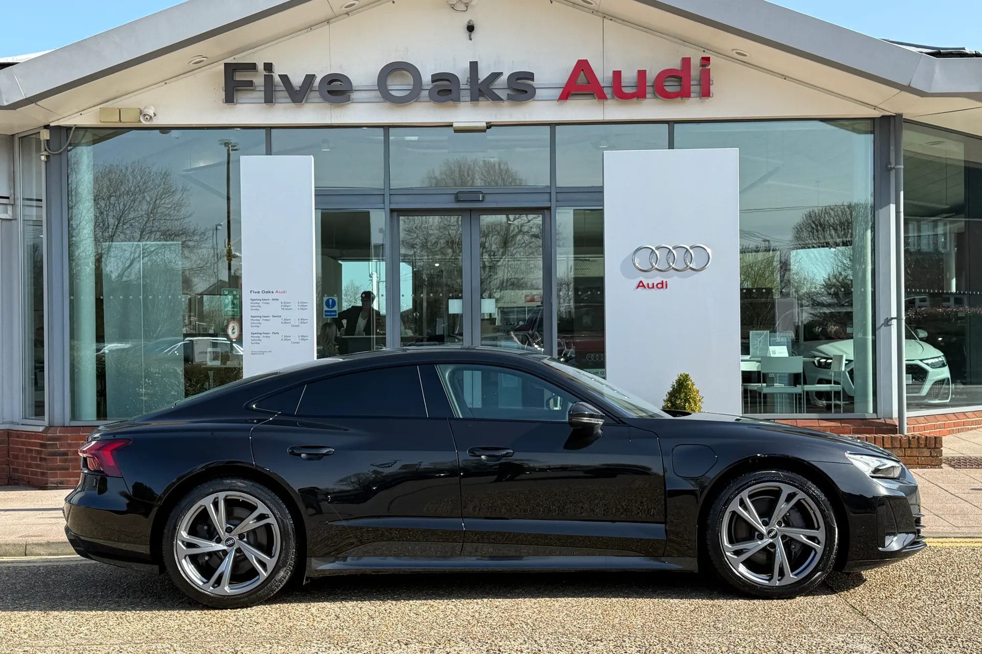 Audi e-tron GT thumbnail image number 2