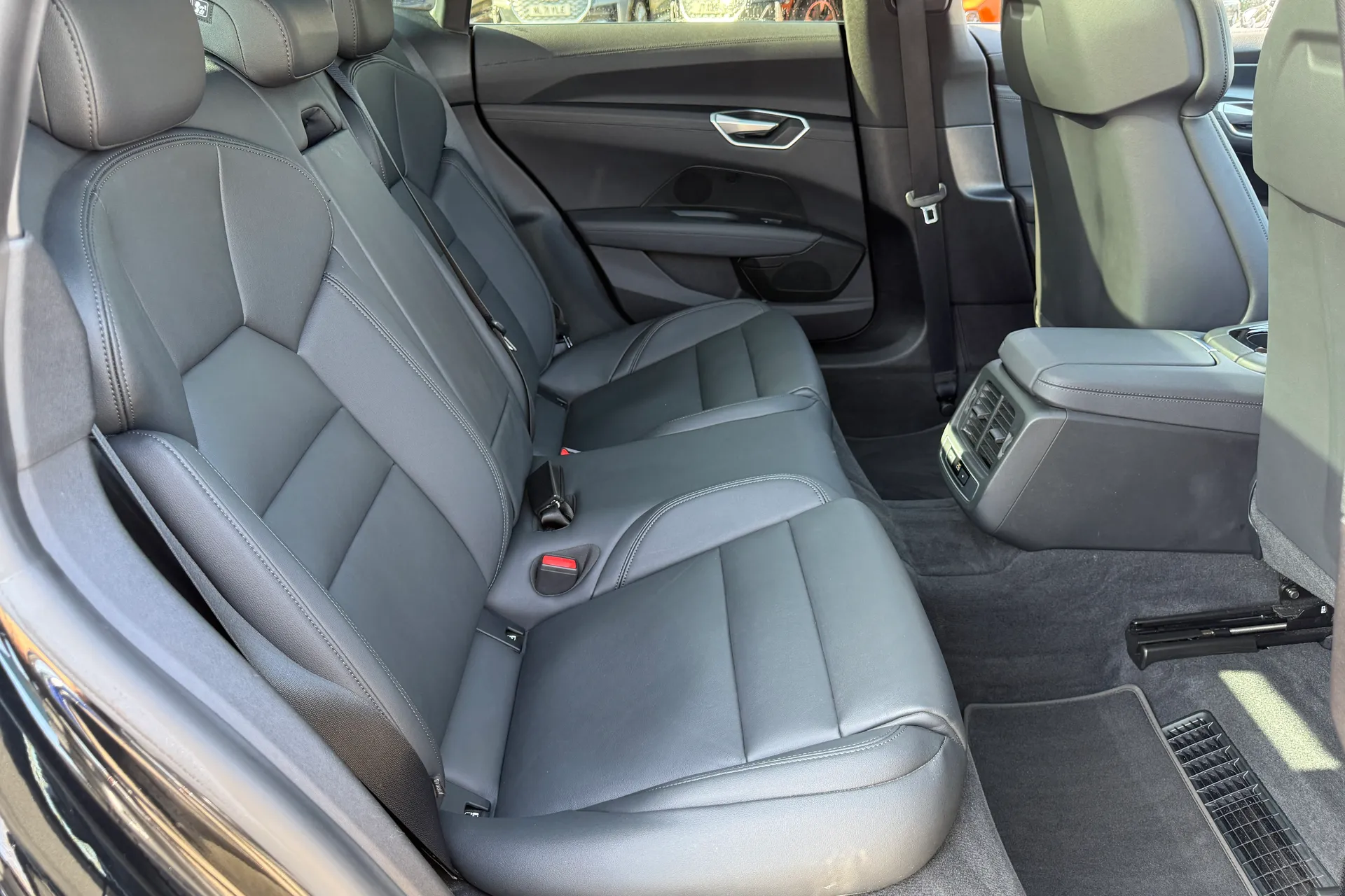 Audi e-tron GT thumbnail image number 43