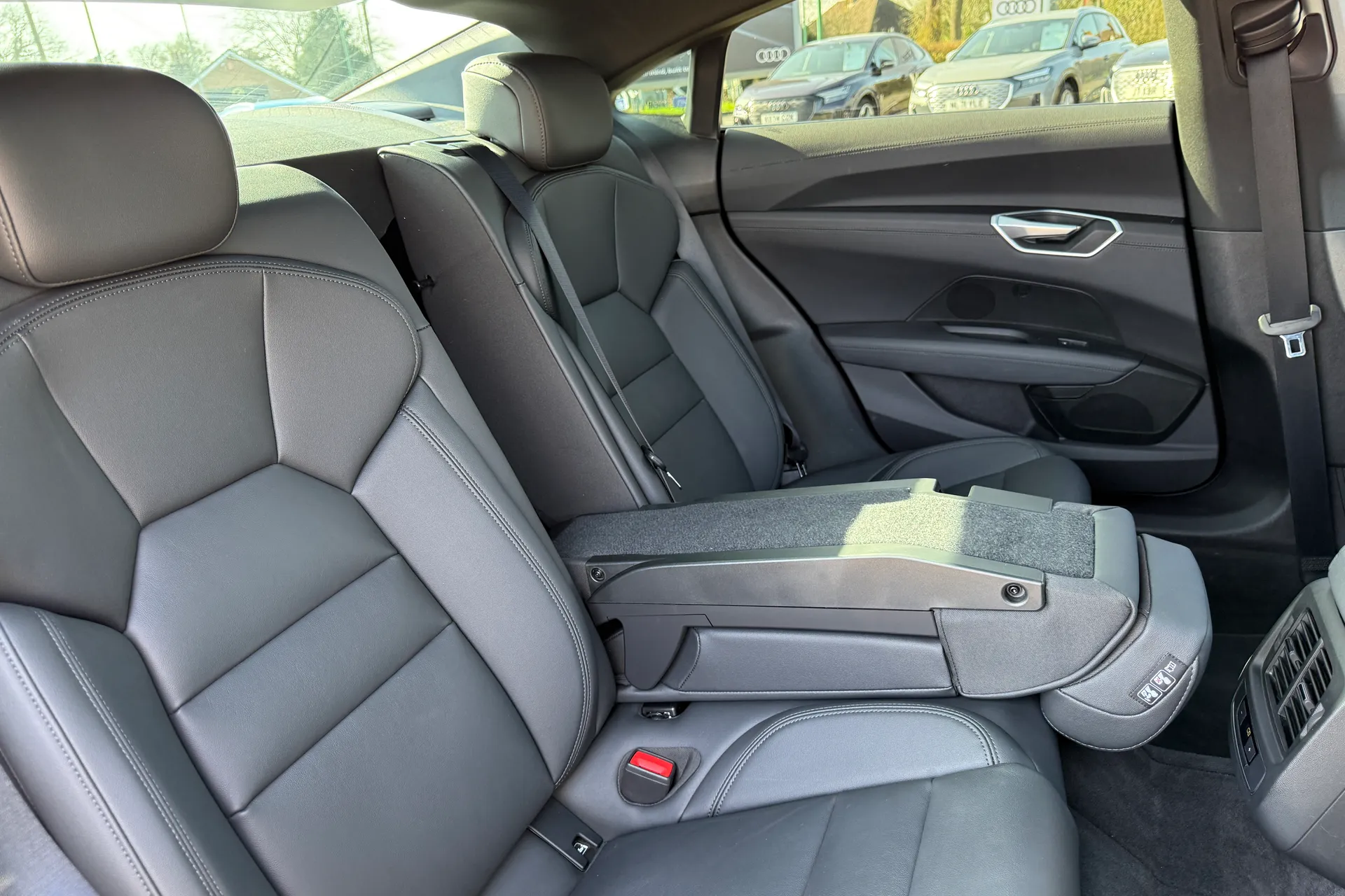 Audi e-tron GT thumbnail image number 45