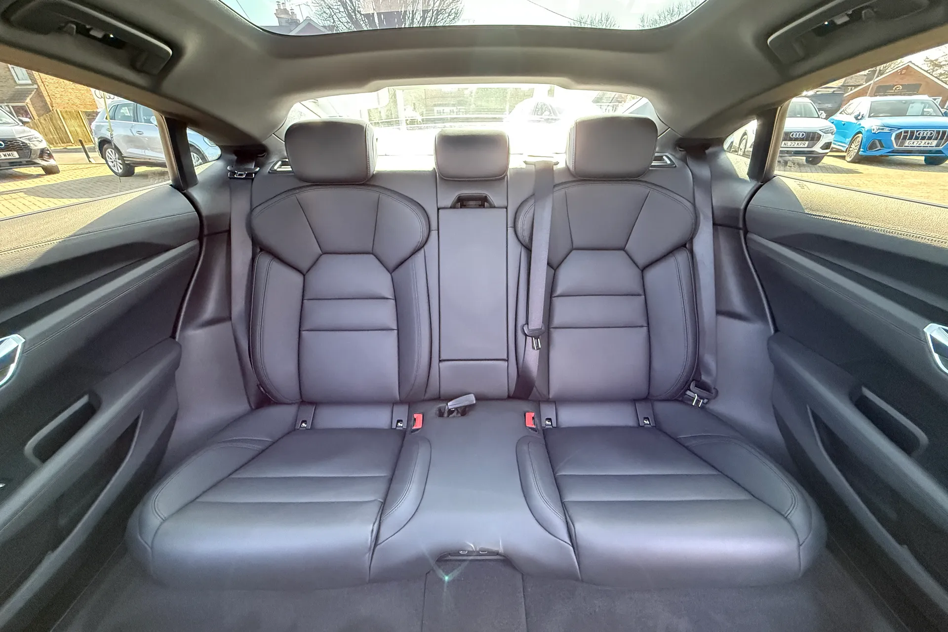 Audi e-tron GT thumbnail image number 36